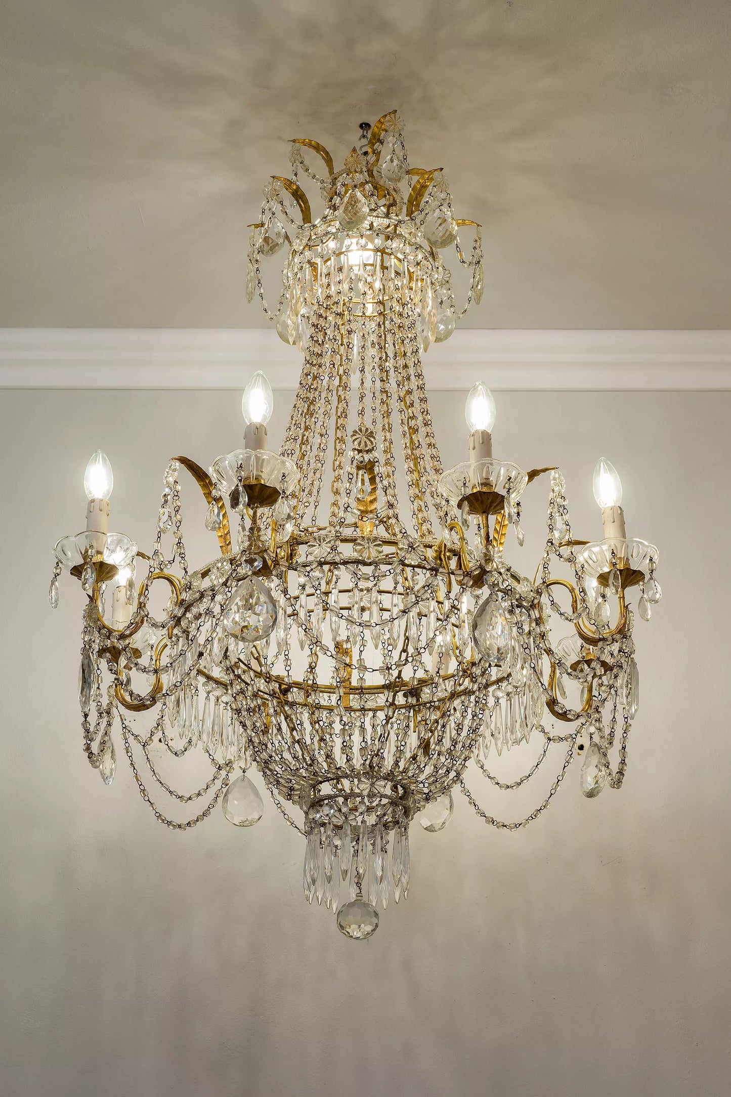 Lampadario Antico a forma di mongolfiera in ferro dorato e gocce di cristallo pendenti - Lo Stile Italiano