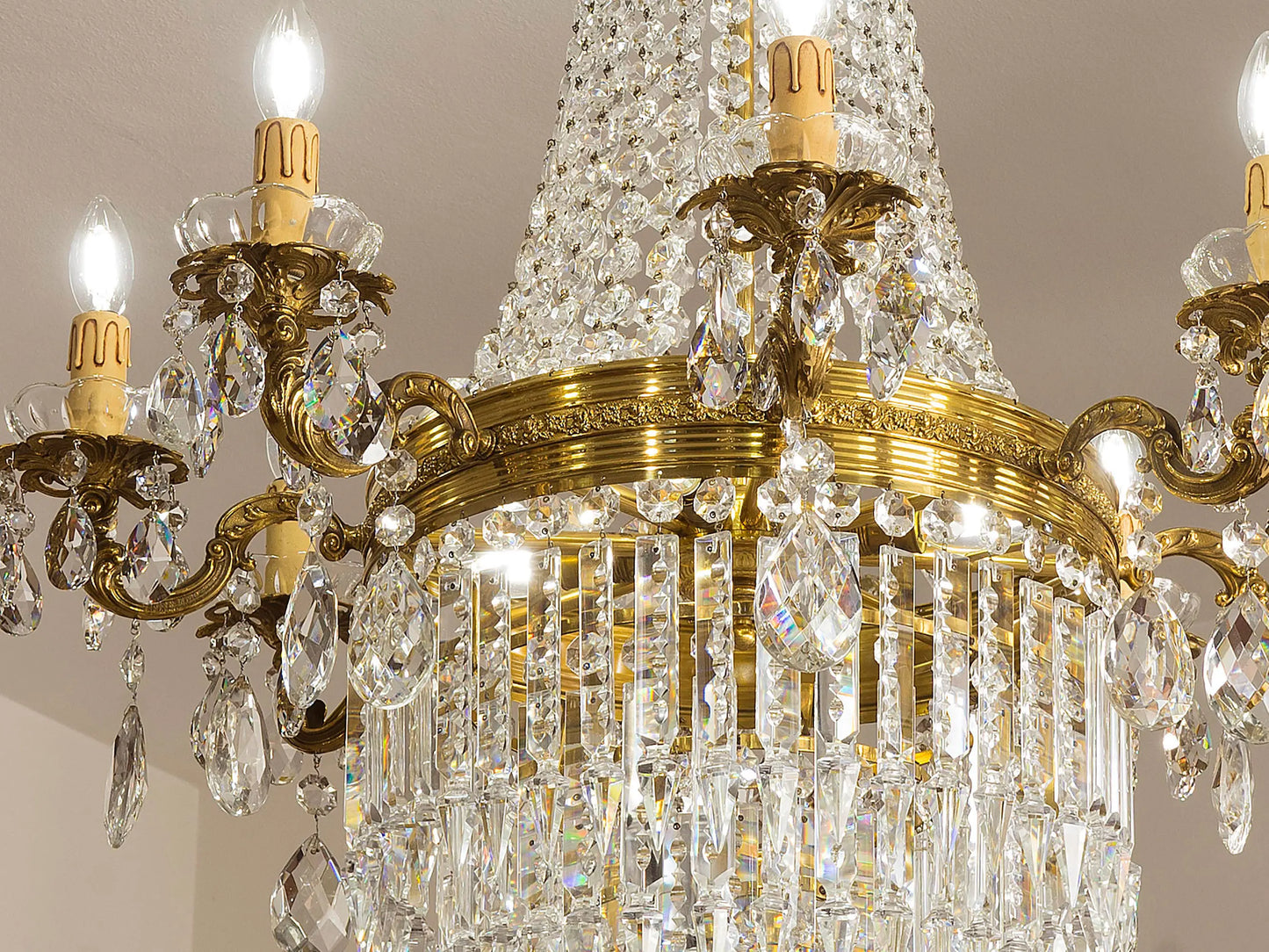 Lampadario in cristallo molato con dettagli neoclassici | Lo Stile Italiano