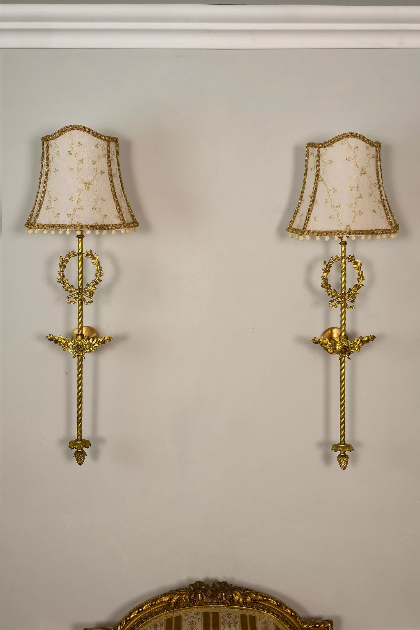 Coppia di Appliques Impero in Bronzo Dorato con Paralumi in Tulle Ricamato in oro - Lo Stile Italiano