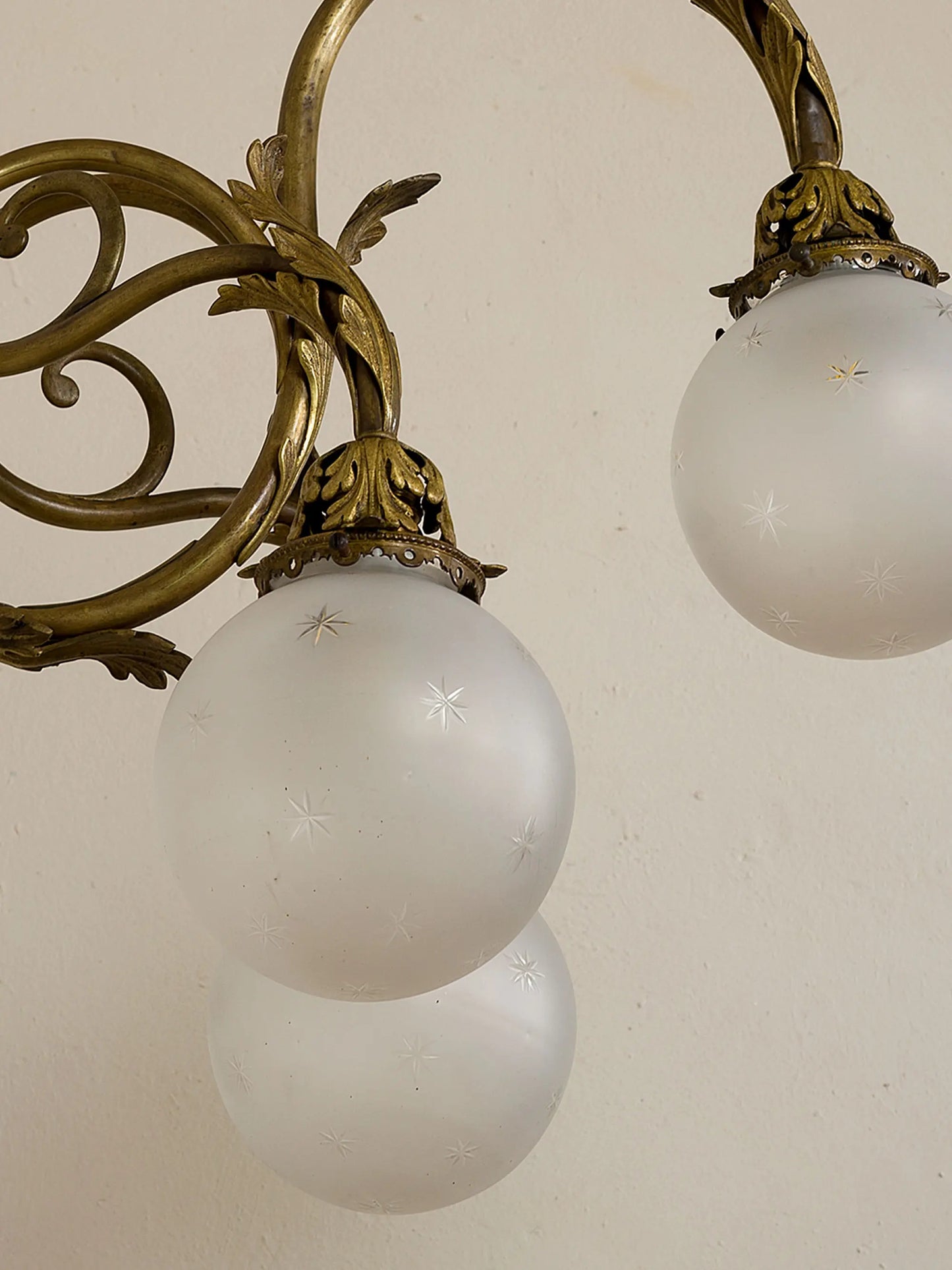 Globi in vetro sabbiato e inciso con motivo a stella a otto punte, su Applique antica | Lo Stile Italiano