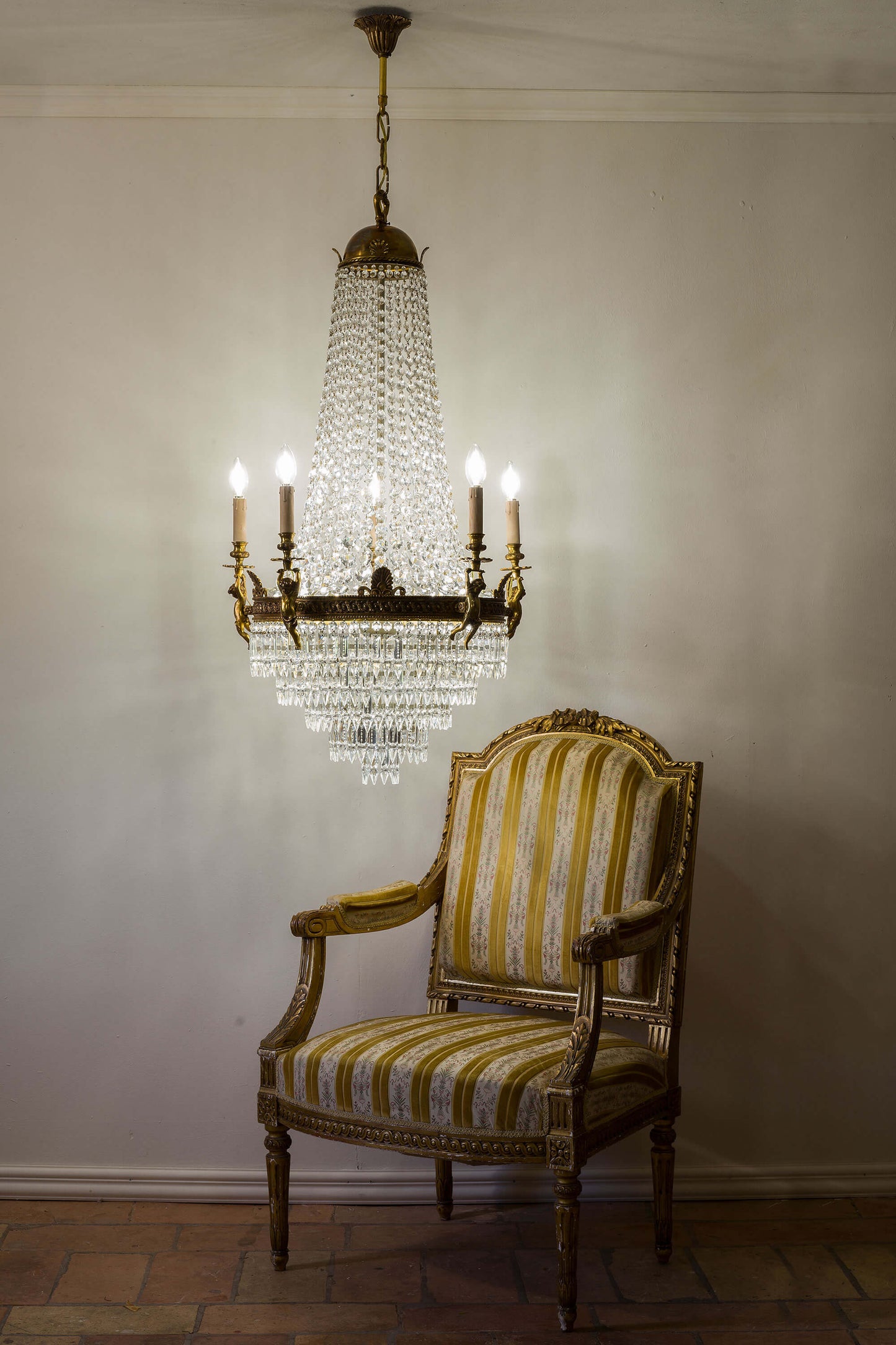 Lampadario Classico in Bronzo con Riflessi di Cristallo e Vetro. | Lo Stile Italiano