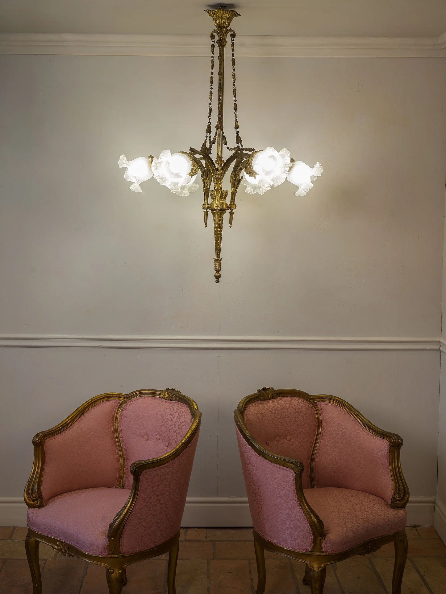 Lampadario Impero fotografato con una coppia di poltrone Luigi XV | Lo Stile Italiano