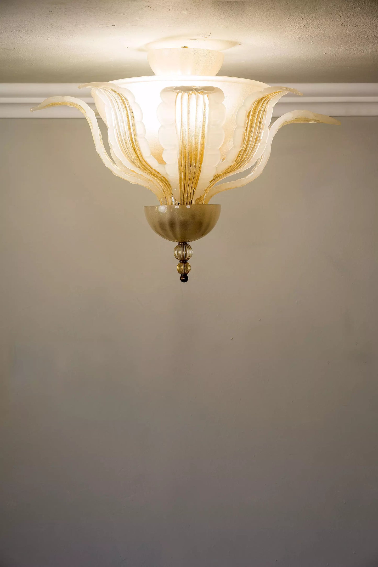 Plafoniera Vintage in Vetro Soffiato di Murano, decorata con oro zecchino - Lo Stile Italiano