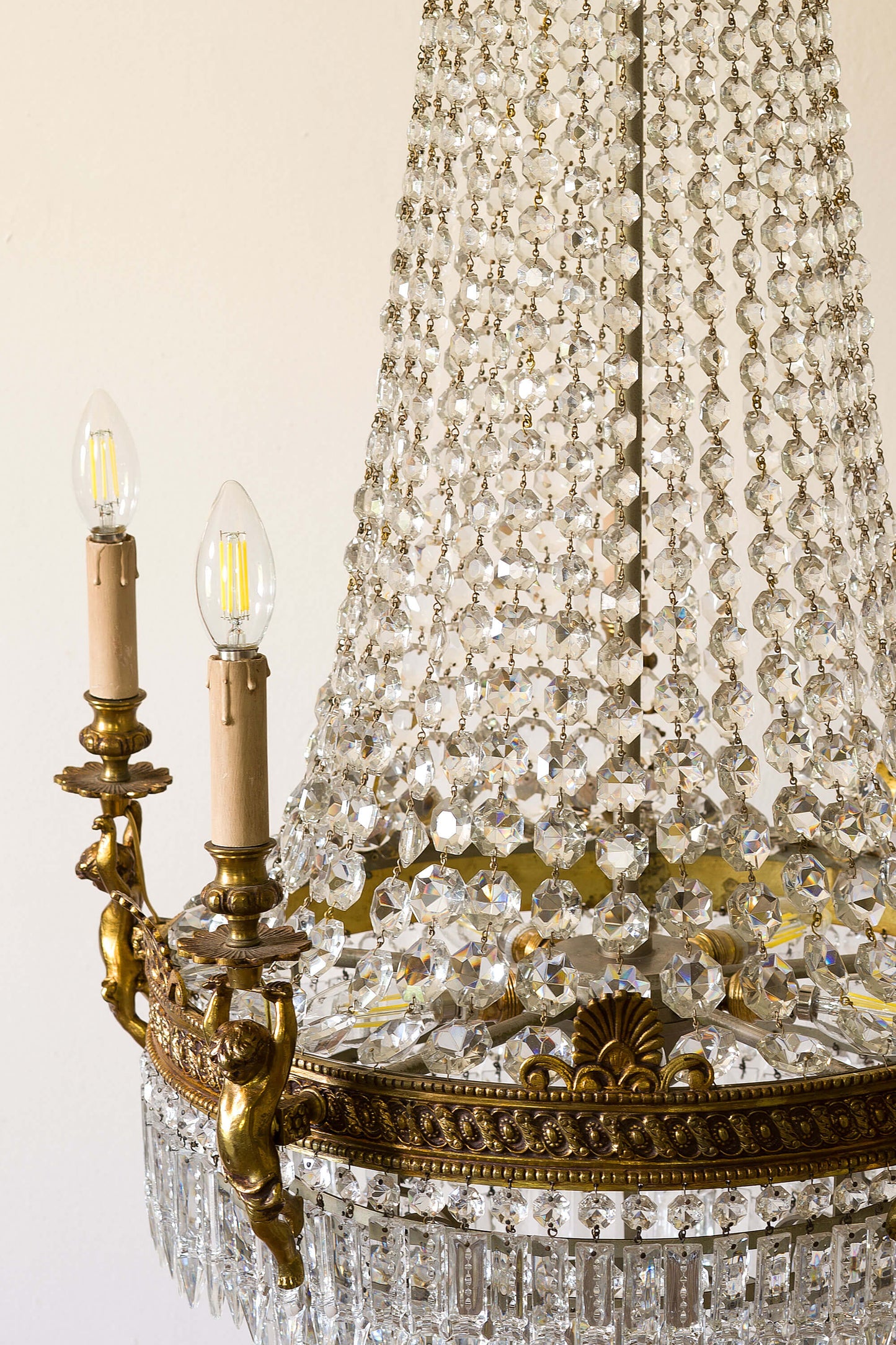 Lampadario Raffinato Illuminato da Dieci Luci e Decorato con Cristalli. | Lo Stile Italiano