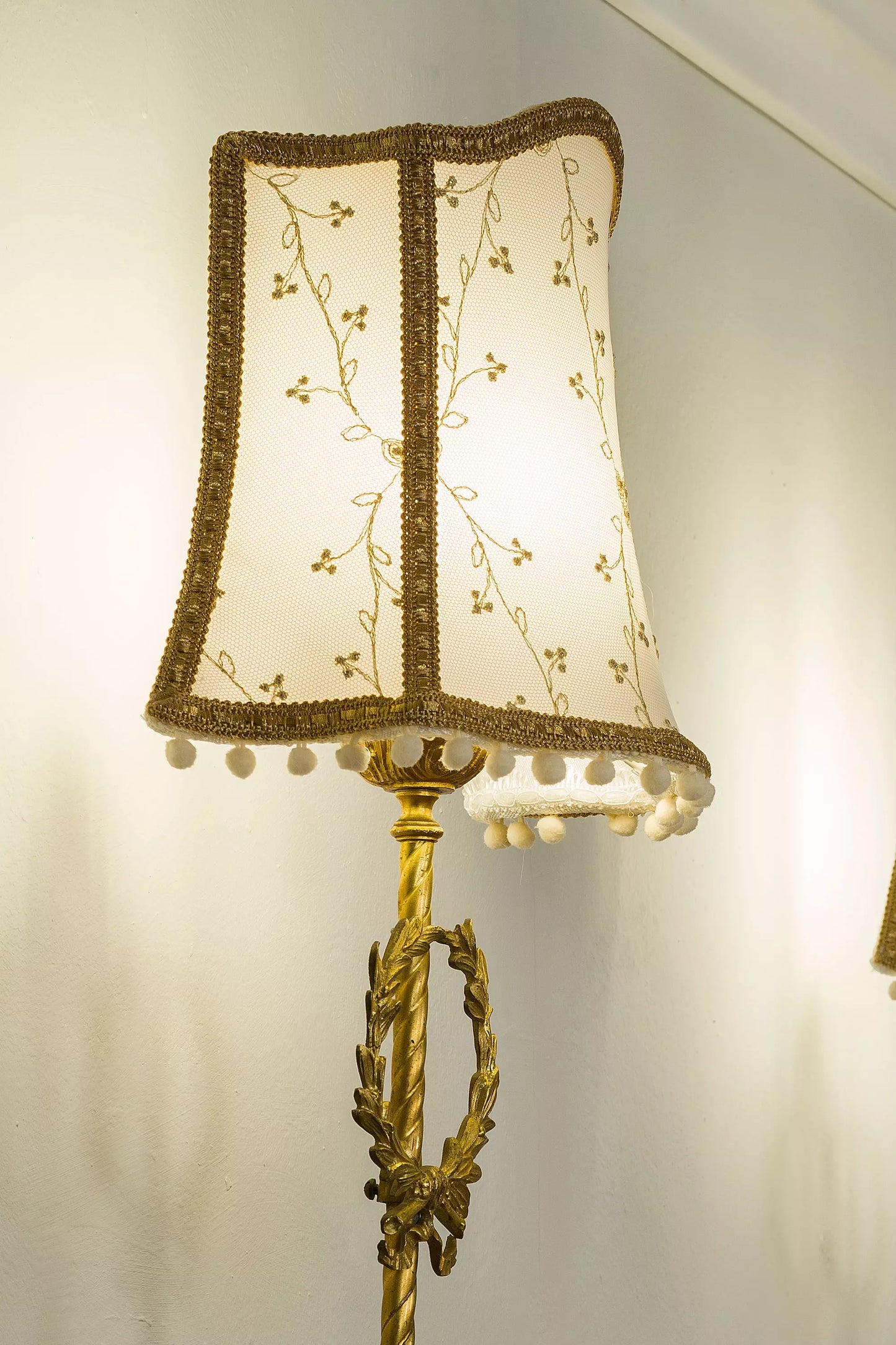 Coppia di Appliques Impero in Bronzo Dorato con Paralumi in Tulle Ricamato in oro - Lo Stile Italiano