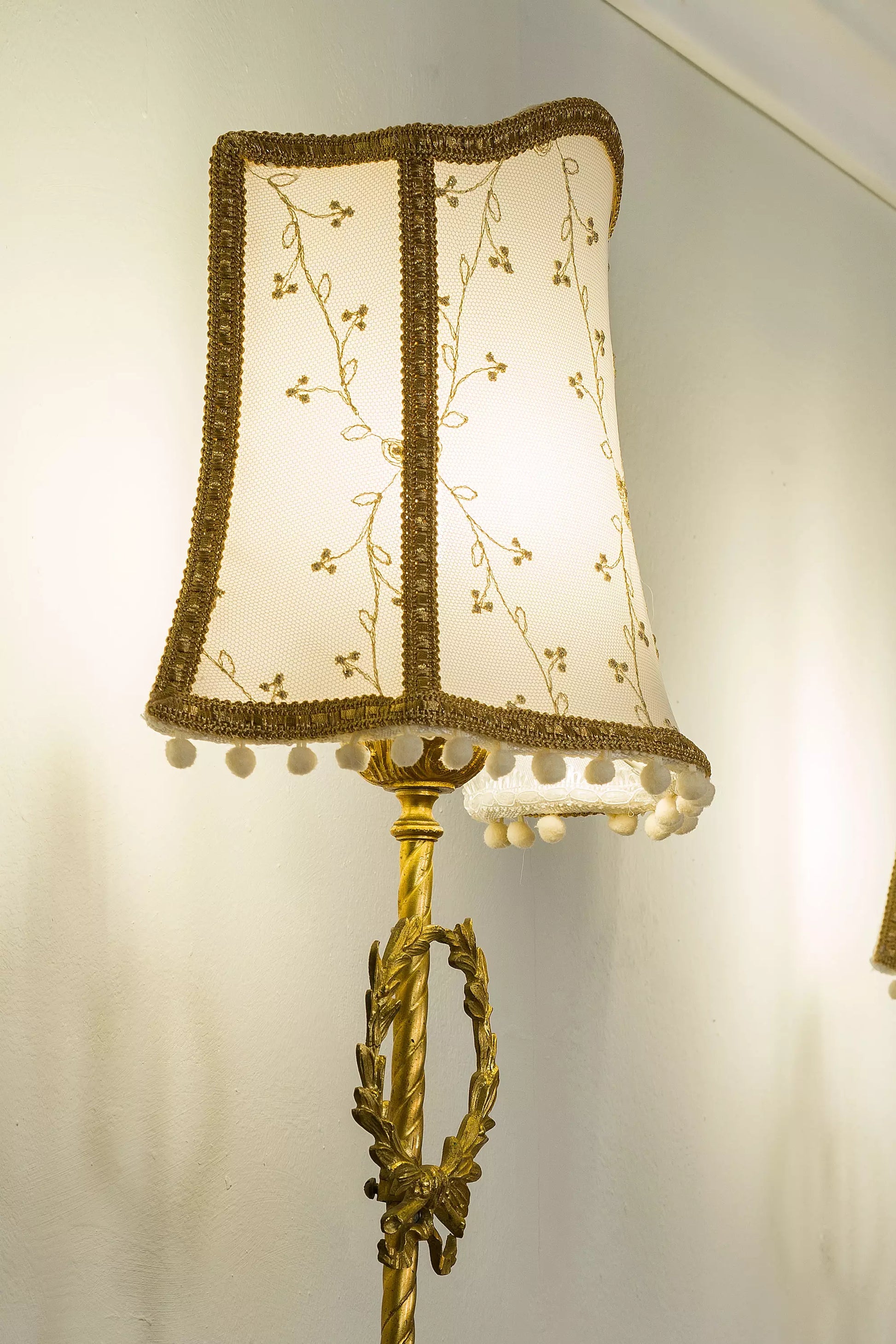 Coppia di Appliques Impero in Bronzo Dorato con Paralumi in Tulle Ricamato in oro - Lo Stile Italiano