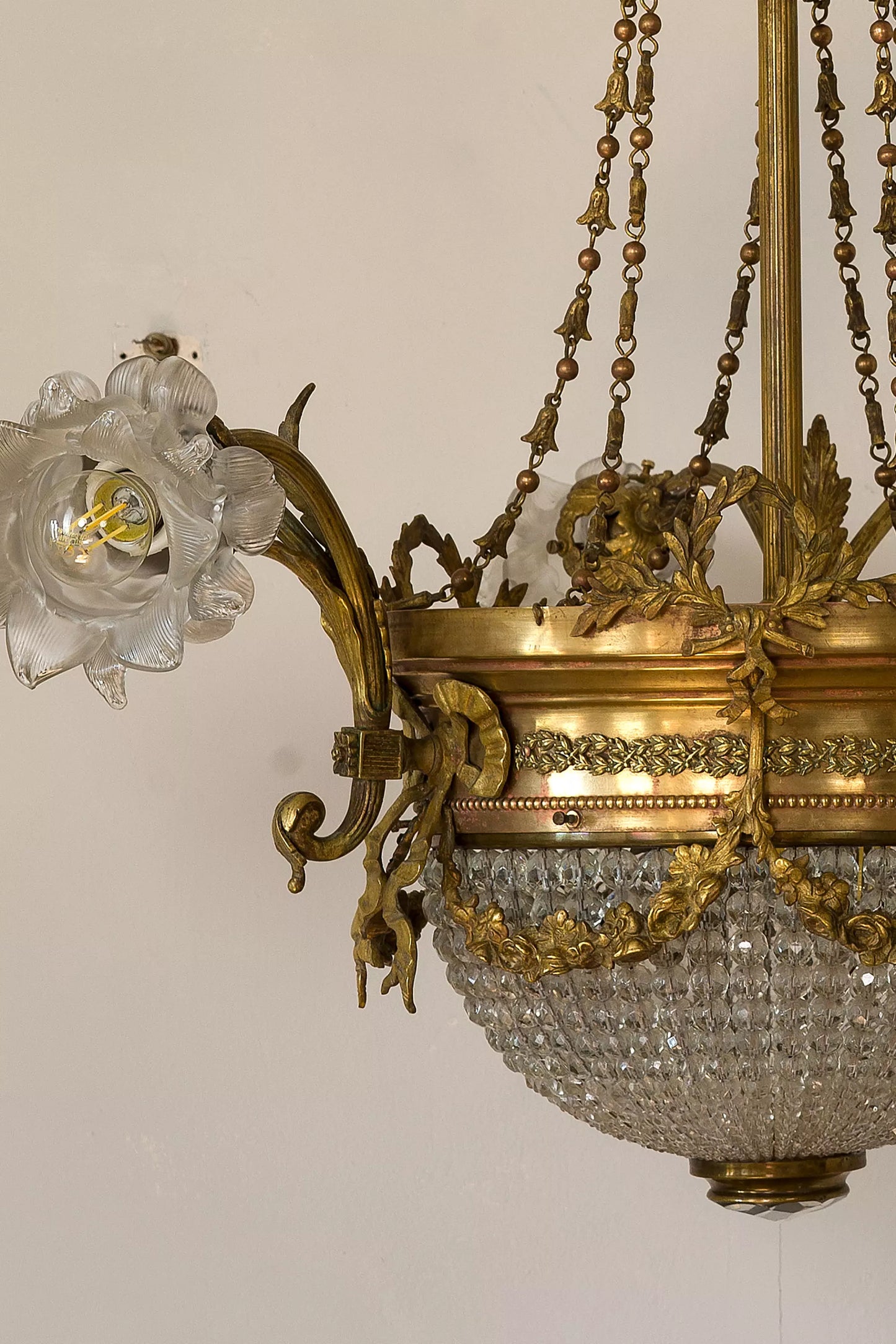 Lampadario Art Nouveau periodo 1920 a 9 luci, con paralumi vetro - Lo Stile Italiano