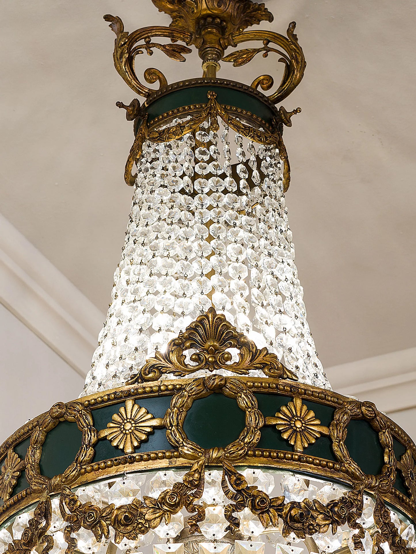 Dettaglio della struttura in ottone del lampadario | Lo Stile Italiano