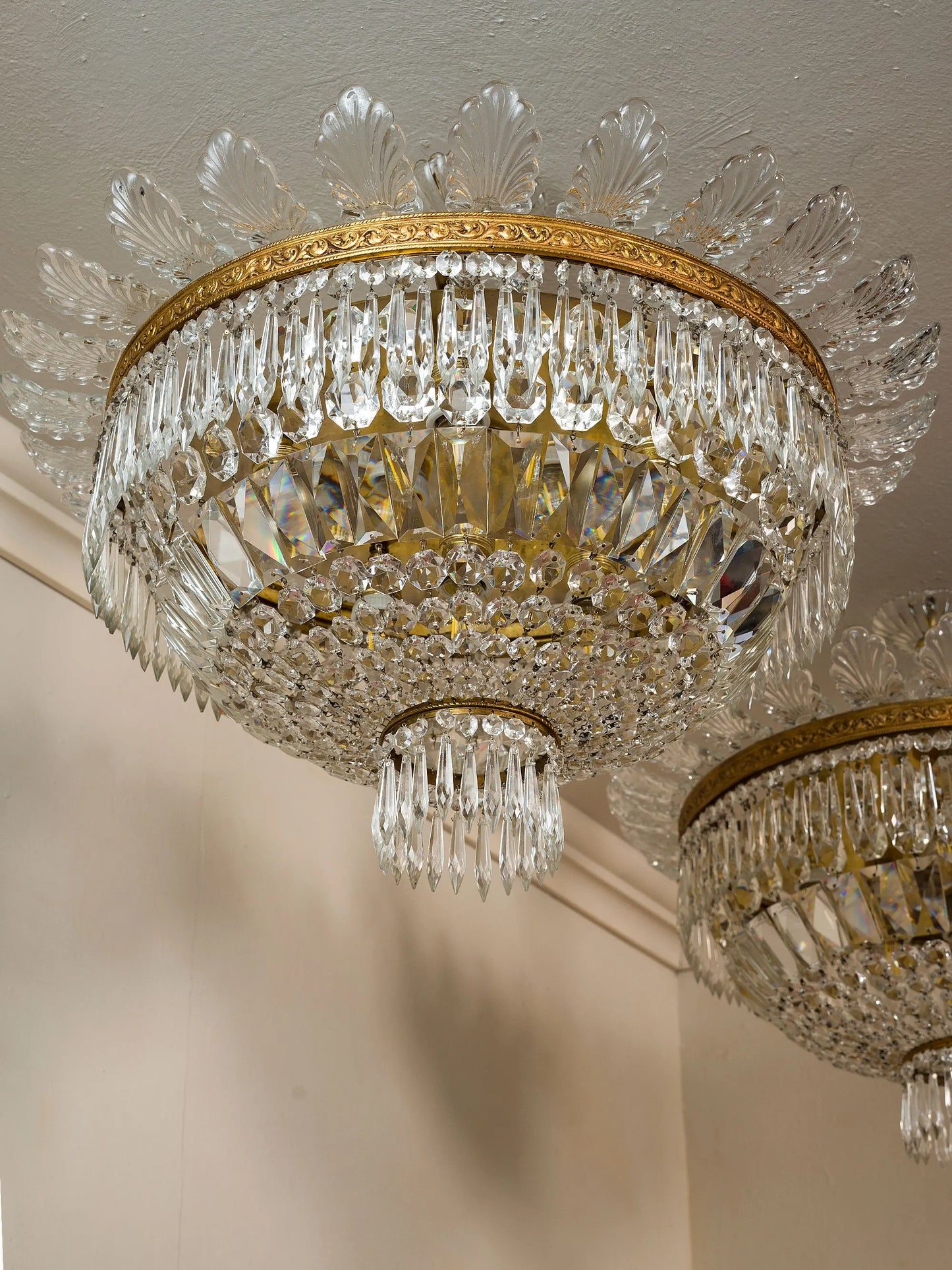 Coppia di lampadari di cristallo con pendenti e foglie di vetro | Lo Stile Italiano