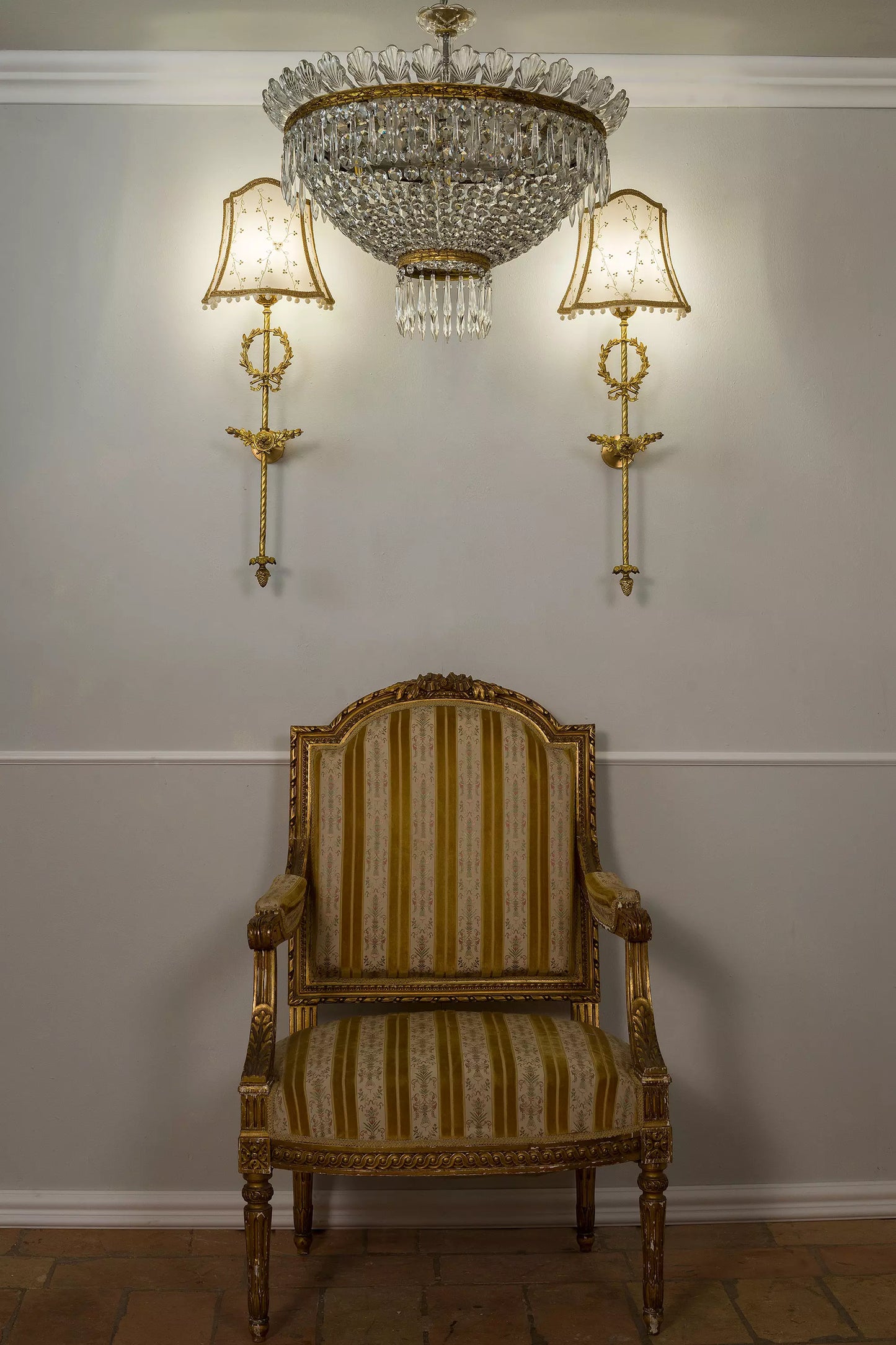 Coppia di Appliques Impero in Bronzo Dorato con Paralumi in Tulle Ricamato in oro - Lo Stile Italiano