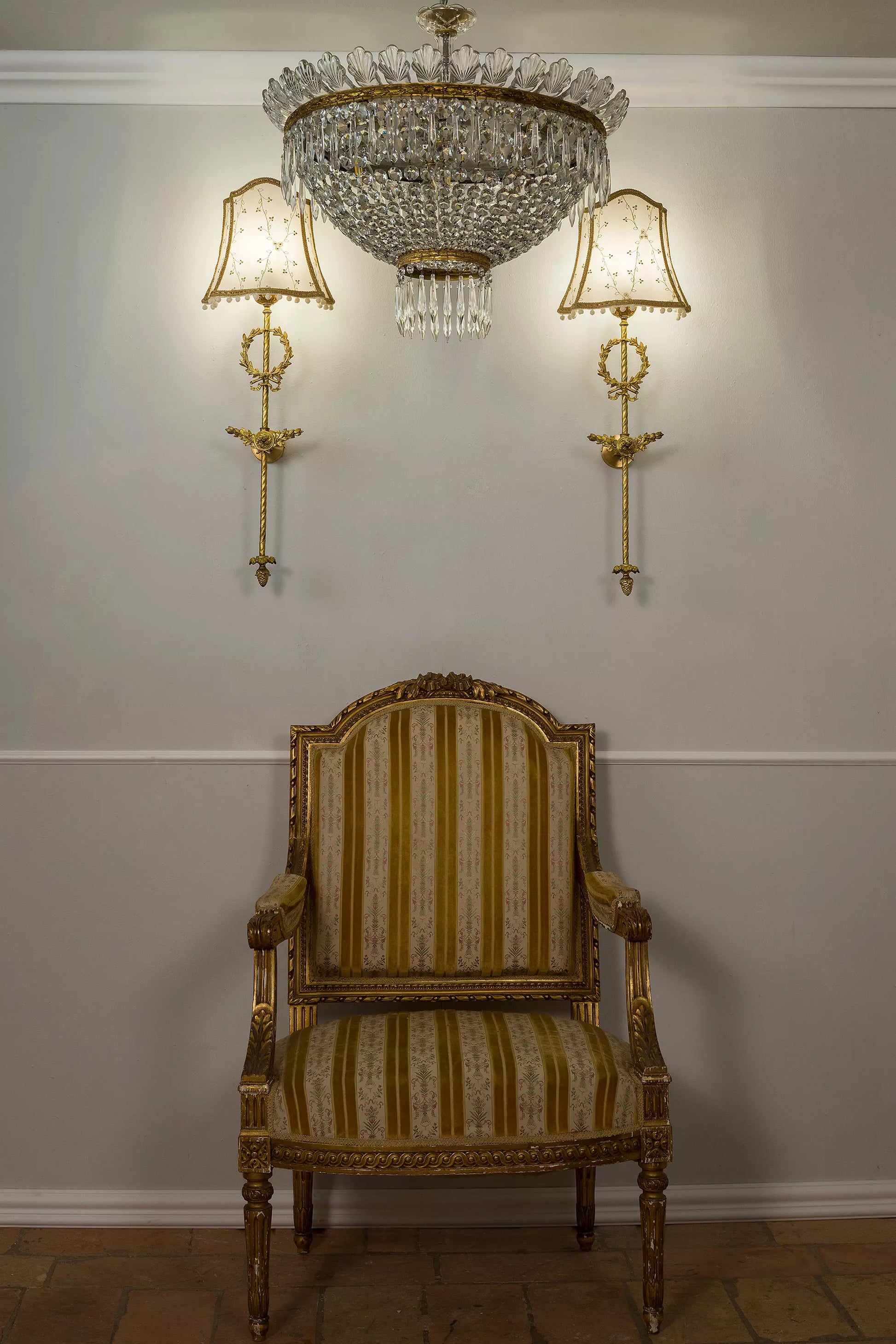 Coppia di Appliques Impero in Bronzo Dorato con Paralumi in Tulle Ricamato in oro - Lo Stile Italiano