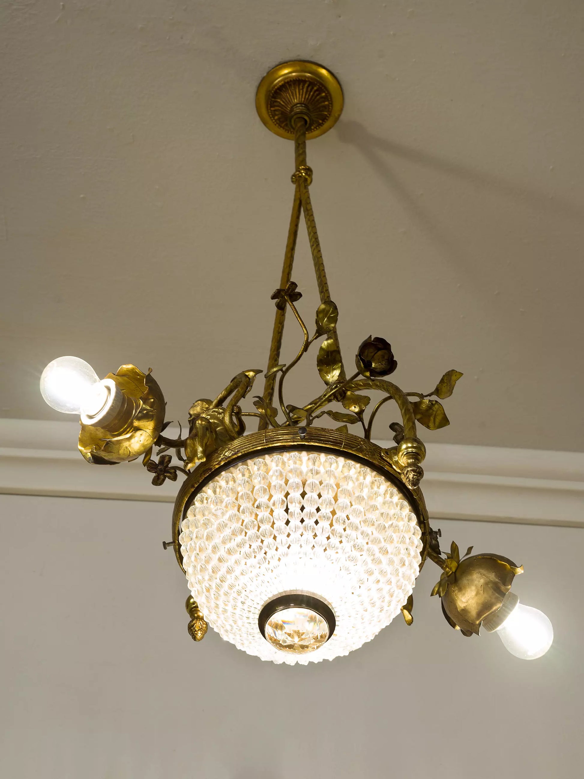 Lampadario a mongolfiera con tre luci e struttura cesellata a mano | Lo Stile Italiano