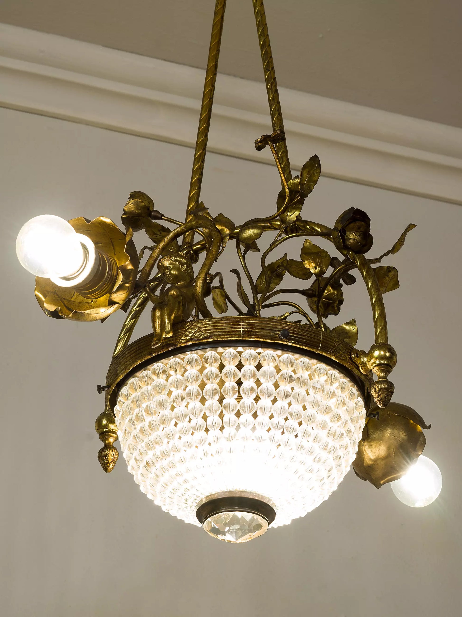 Dettaglio del lampadario con coppa formata da sfere di cristallo molato e struttura floreale in bronzo | Lo Stile Italiano