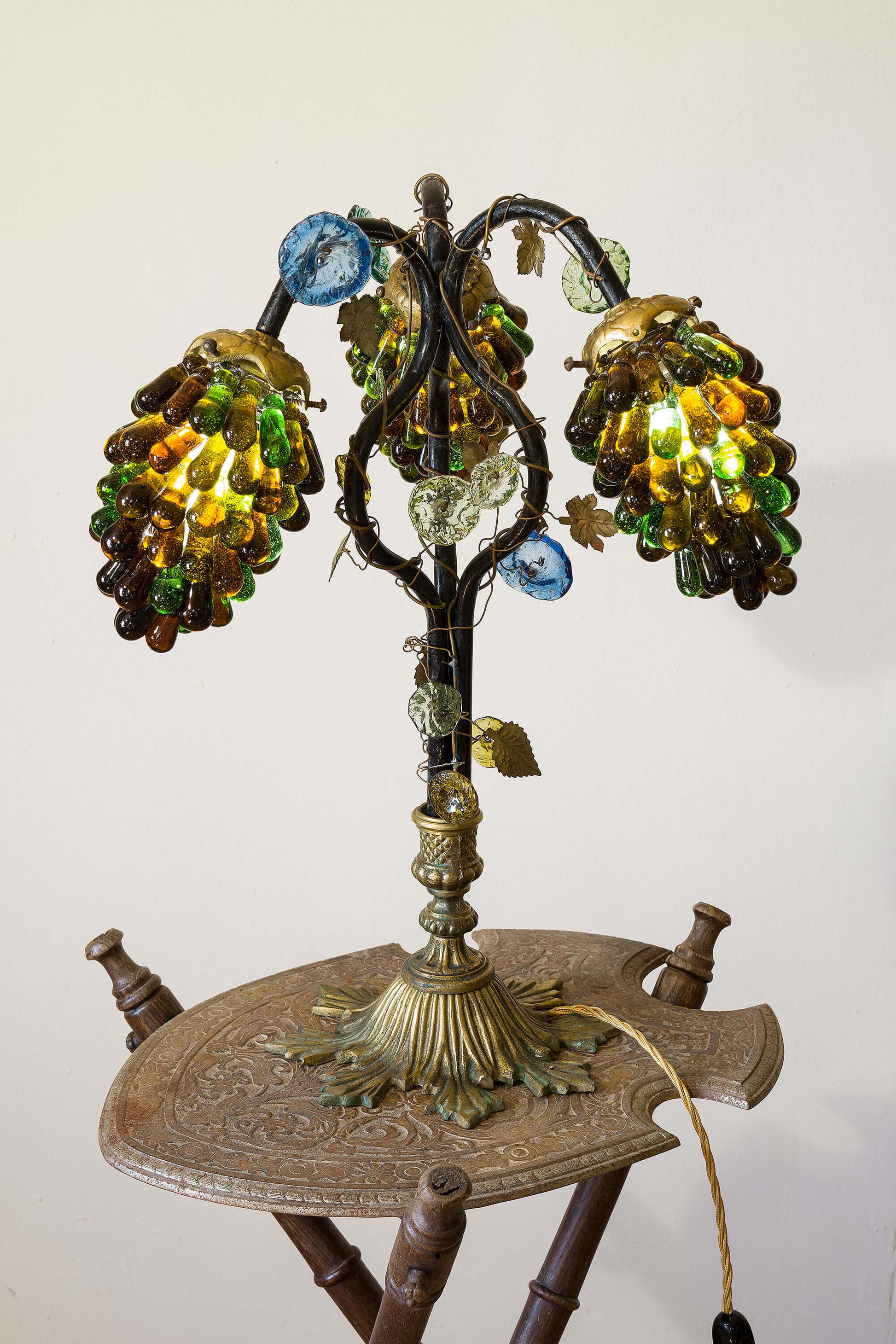 Lampada Art Nouveau con Paralumi in Vetro di Murano a Forma di Grappoli d'Uva - Lo Stile Italiano