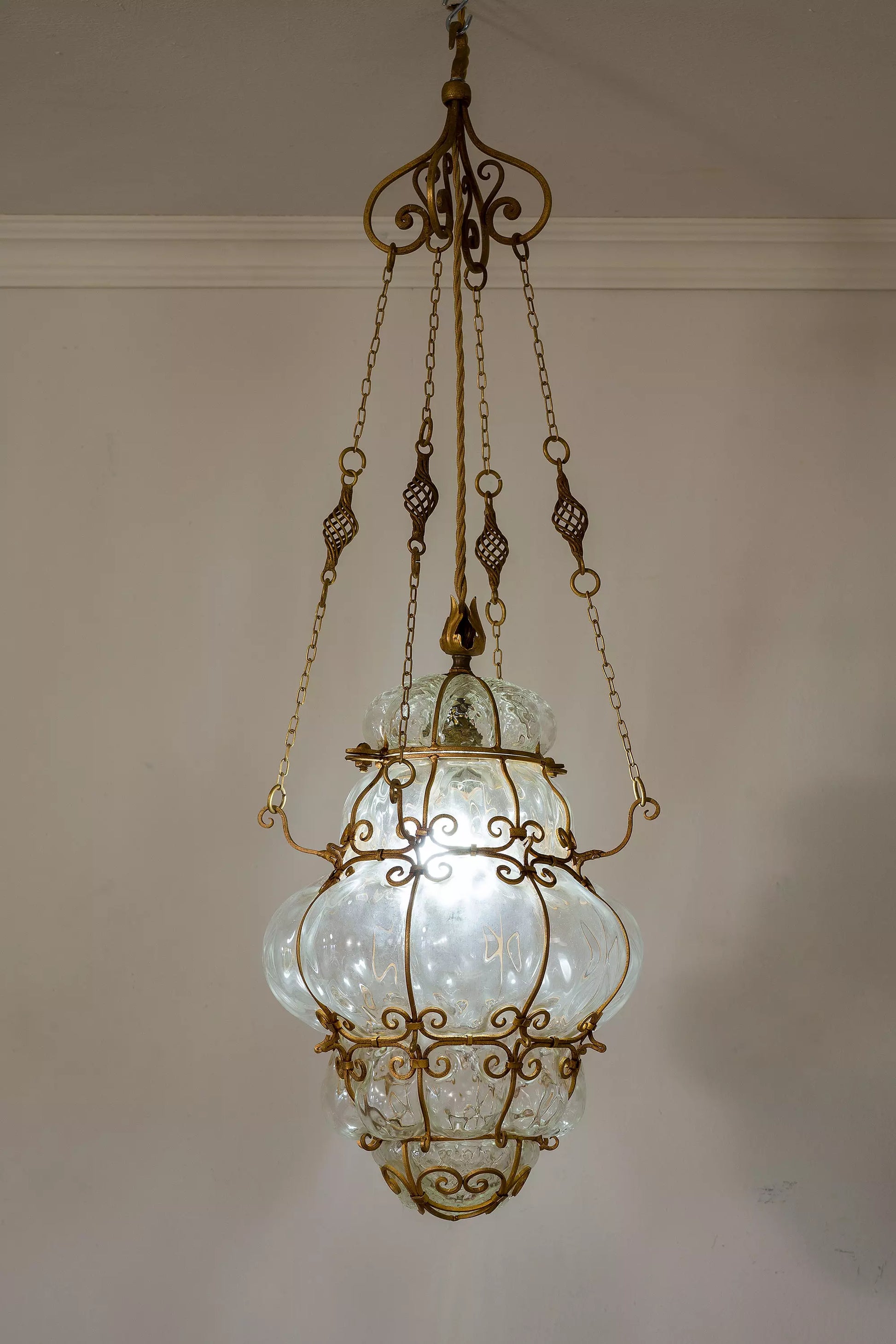 Lanterna in vetro soffiato di Murano ingabbiato con telaio in ferro battuto, Italia anni '60 - Lo Stile Italiano