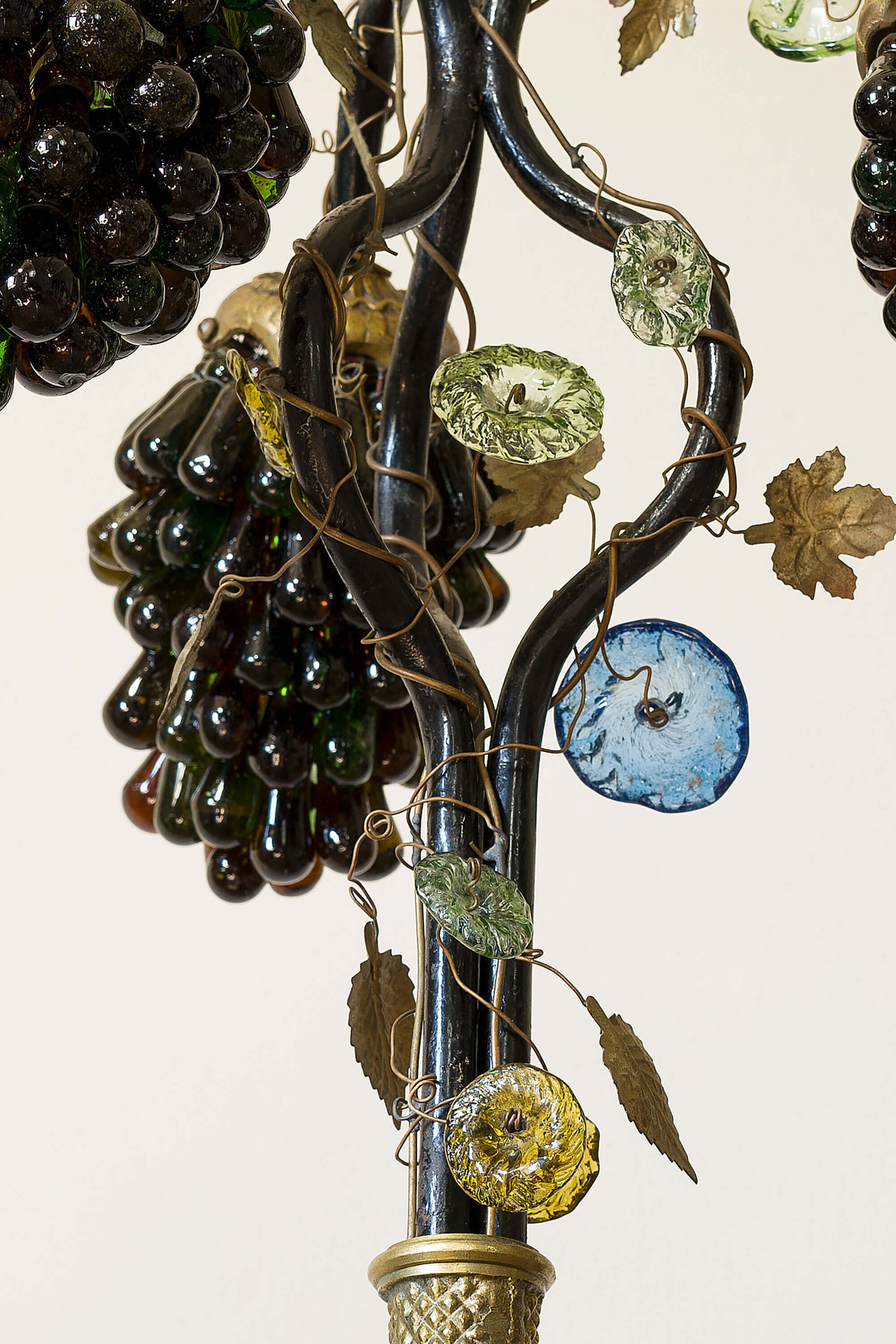 Lampada Art Nouveau con Paralumi in Vetro di Murano a Forma di Grappoli d'Uva - Lo Stile Italiano