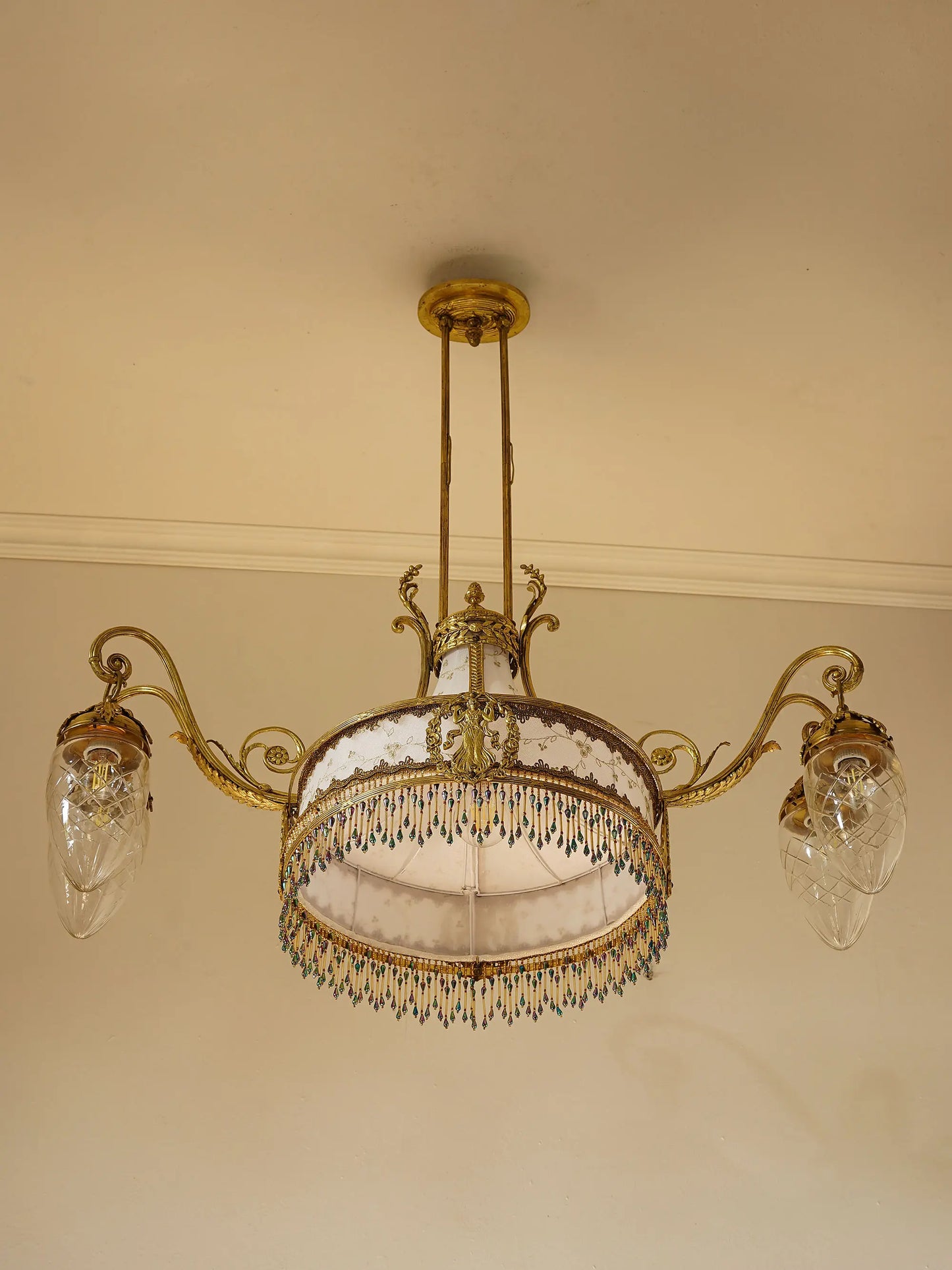 Lampadario Liberty decorato con medaglioni.| Lo Stile Italiano