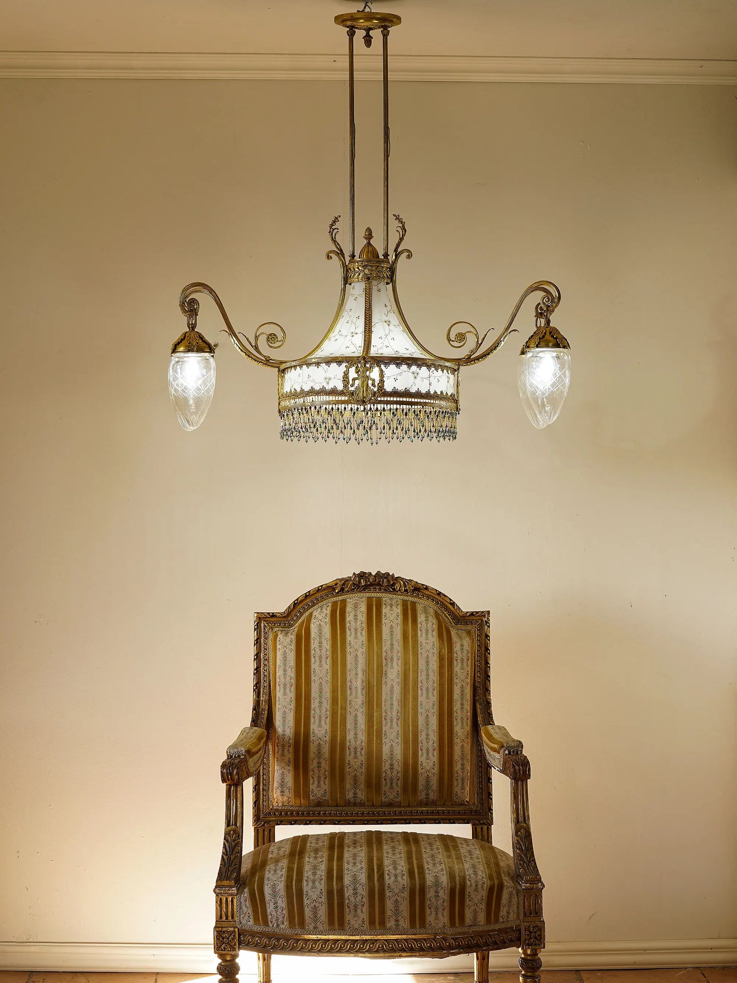 Lampadario Liberty con decorazioni floreali.| Lo Stile Italiano