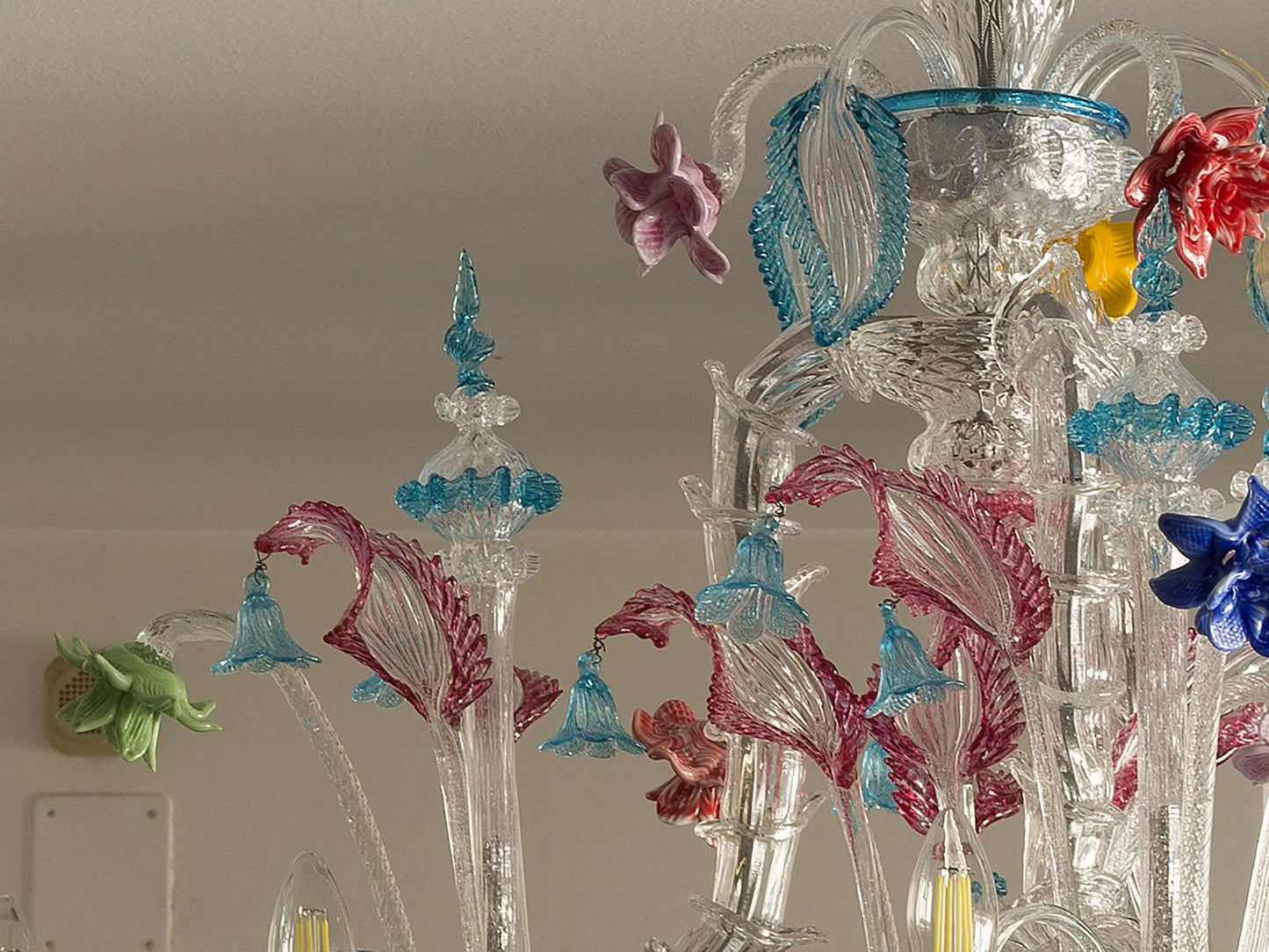 Dettaglio delle foglie, fiori, puntali realizzati in vari colori | Lo Stile Italiano