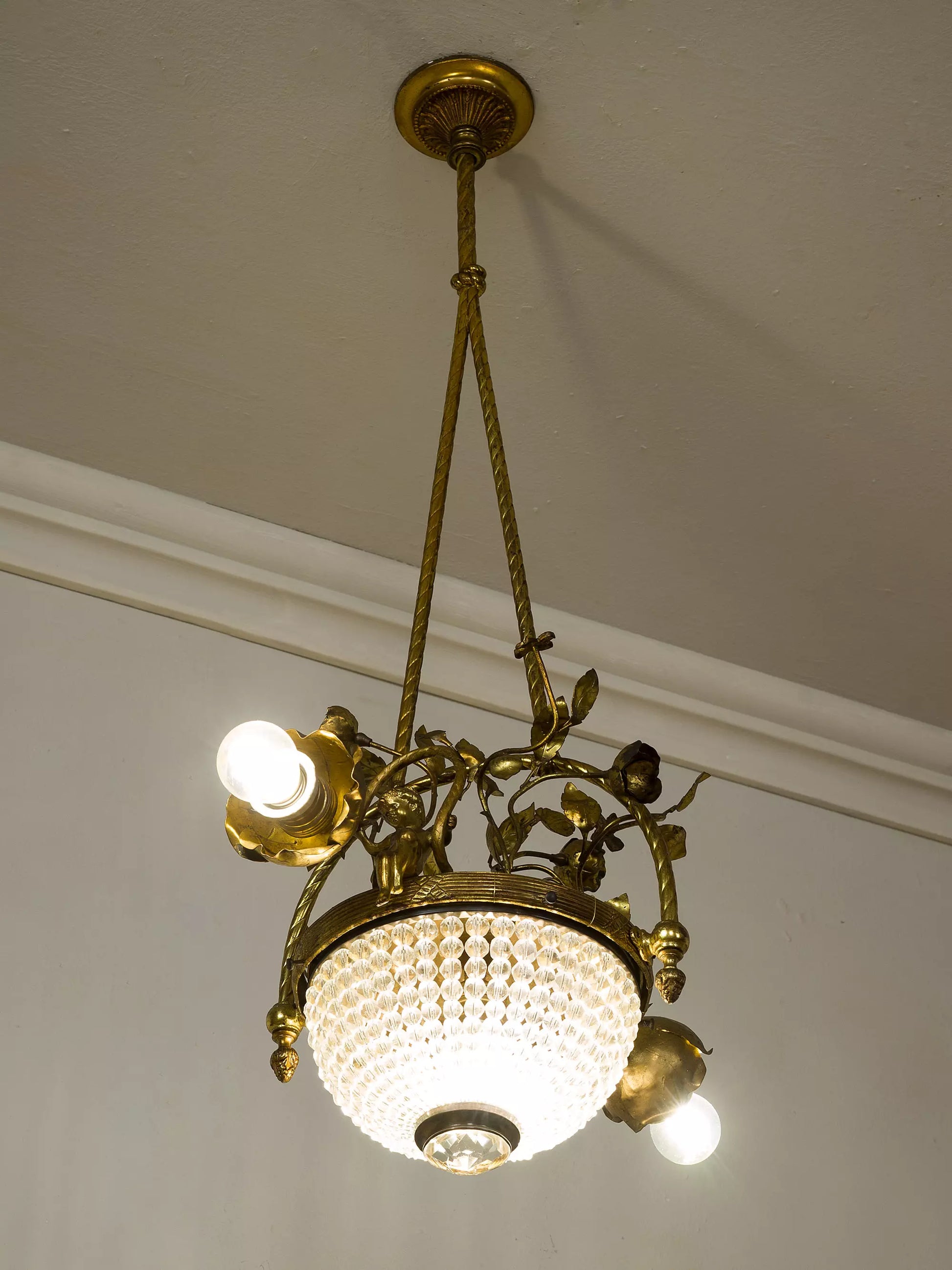 Lampadario Liberty dei primi '900 con cherubini e foglie in metallo dorato | Lo Stile Italiano