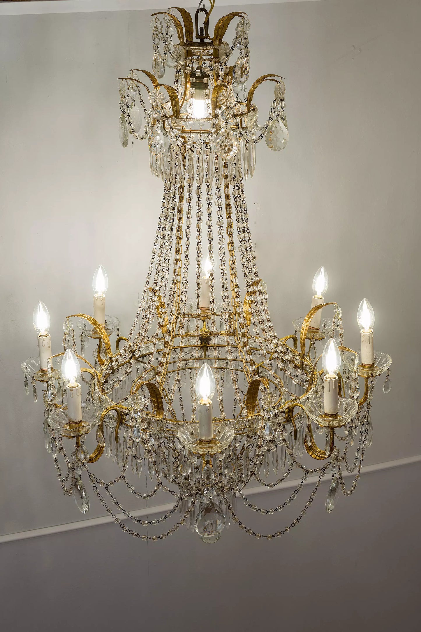 Lampadario Antico a forma di mongolfiera in ferro dorato e gocce di cristallo pendenti - Lo Stile Italiano