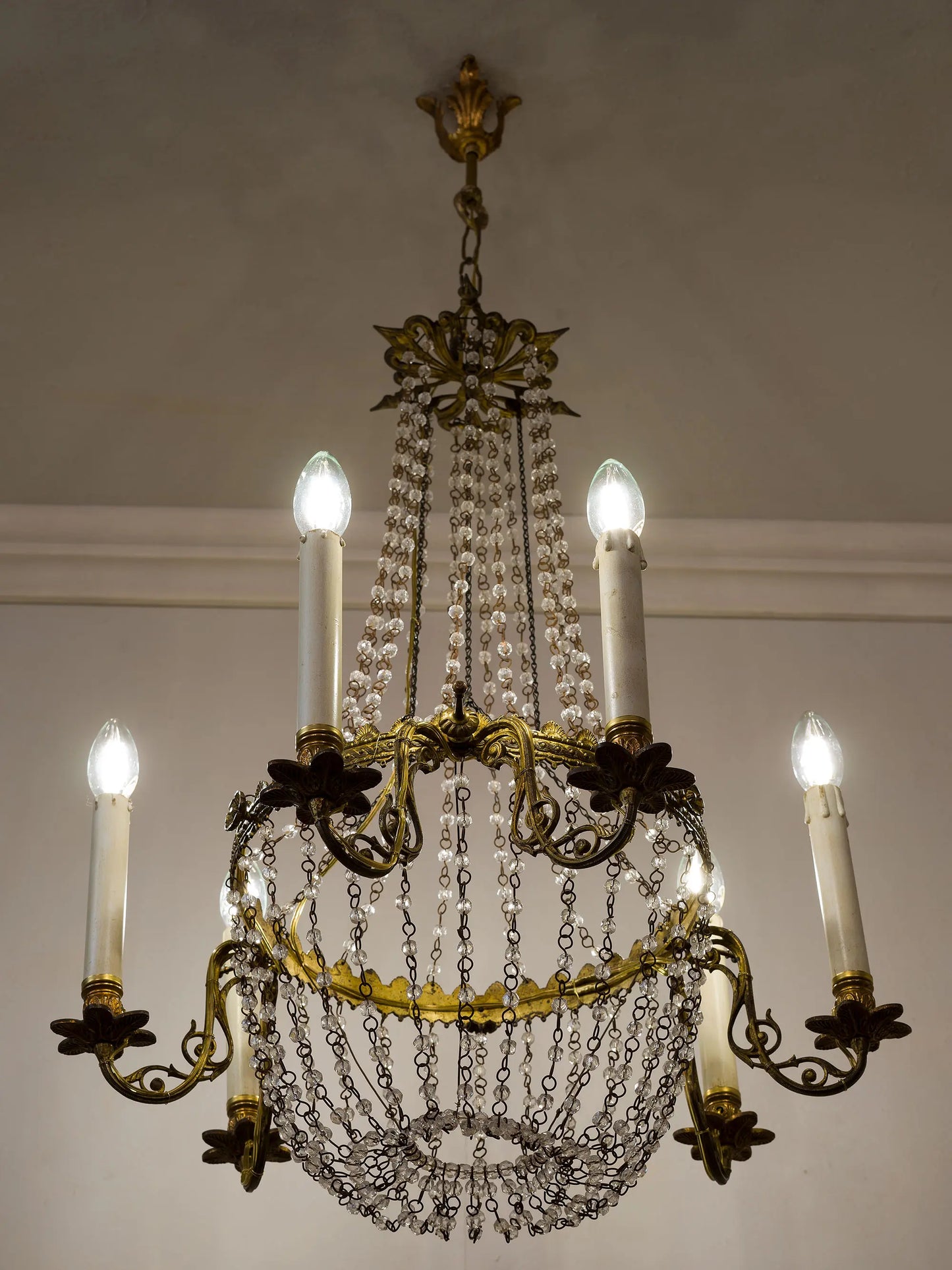 Lampadario Impero con catenelle in vetro e bracci in ottone cesellato | Lo Stile Italiano