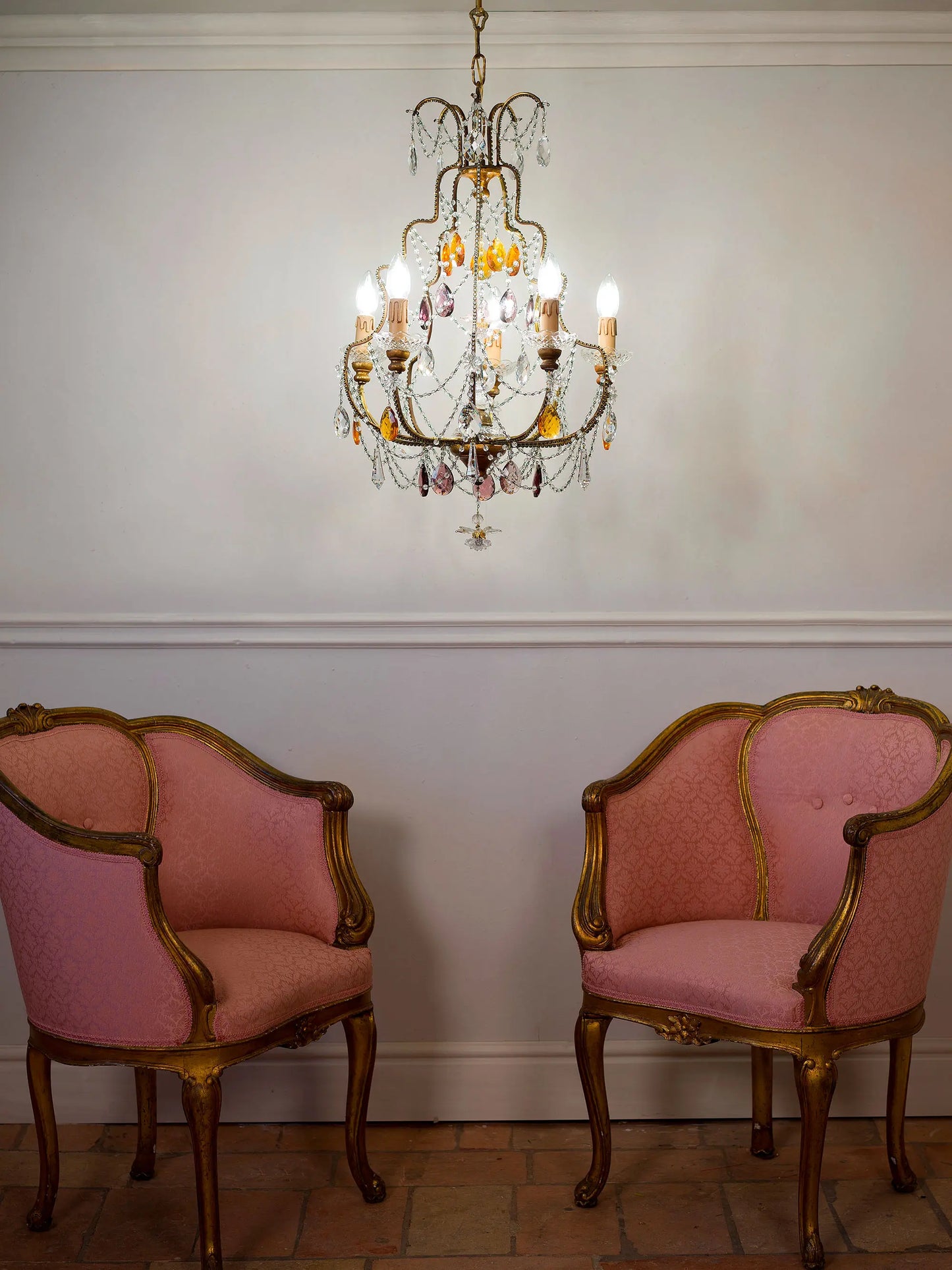 Lampadario in stile fiorentino con coppia di poltrone antiche Luigi XV | Lo-Stile-Italiano