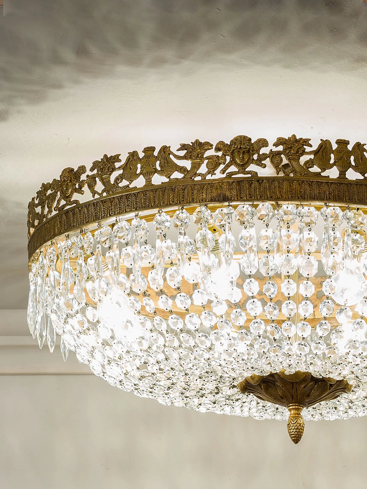 Plafoniera Impero ovale del primo Novecento con dettagli decorativi neoclassici. | Lo Stile Italiano