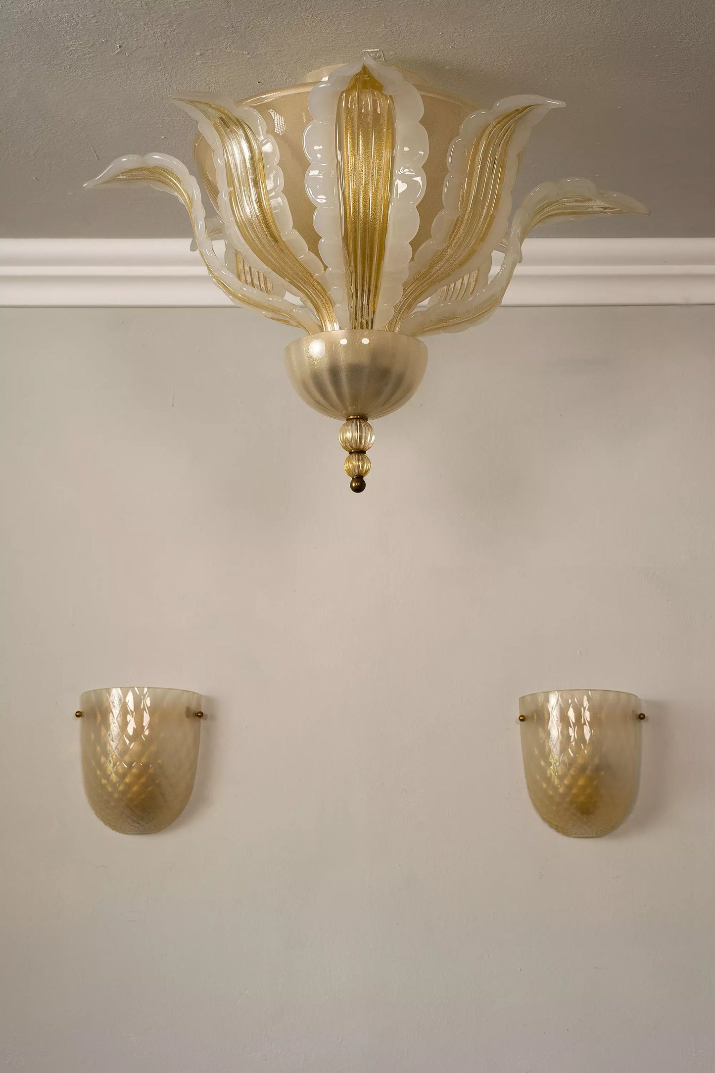 Plafoniera Vintage in Vetro Soffiato di Murano, decorata con oro zecchino - Lo Stile Italiano