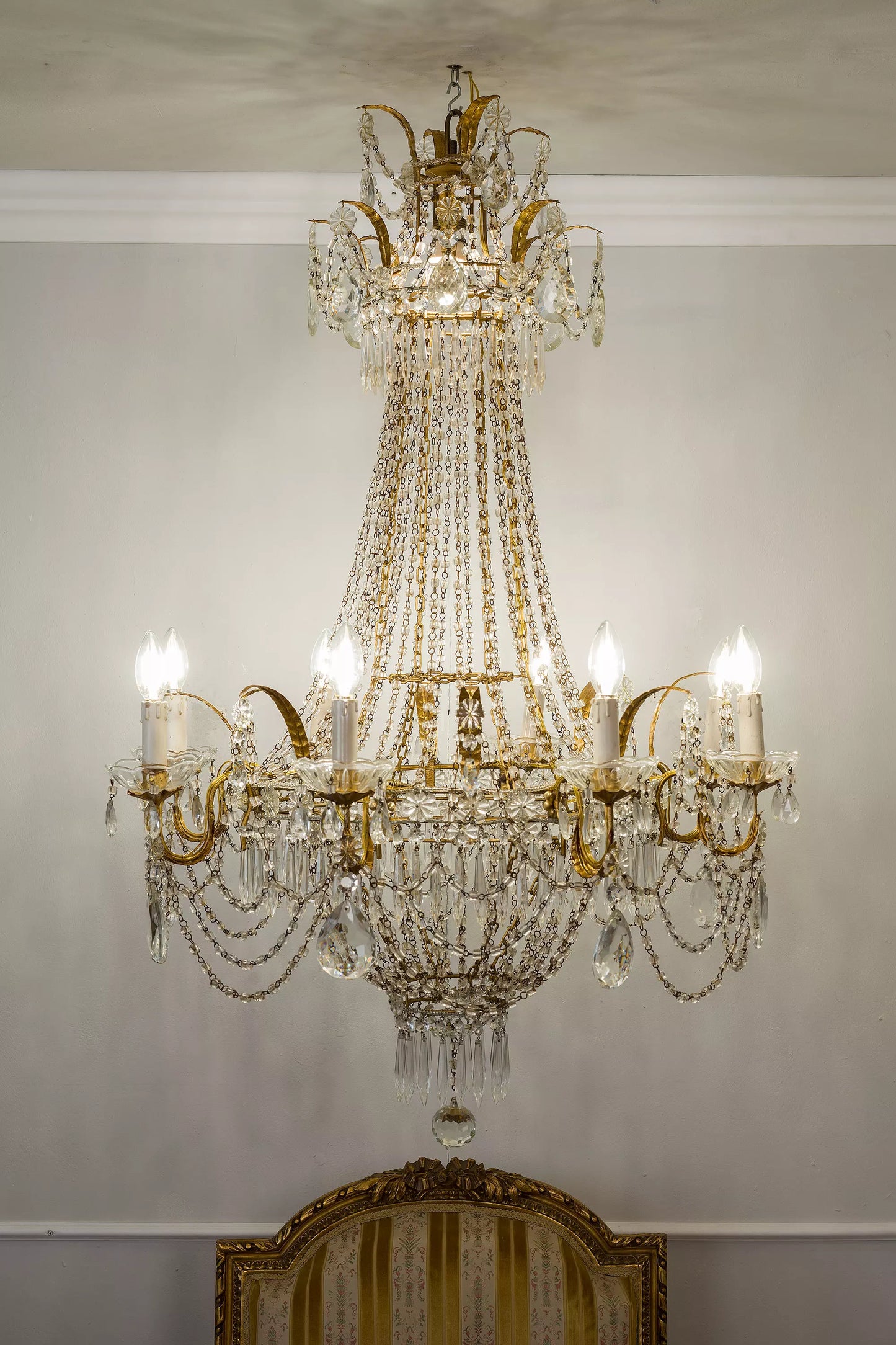 Lampadario Antico a forma di mongolfiera in ferro dorato e gocce di cristallo pendenti - Lo Stile Italiano