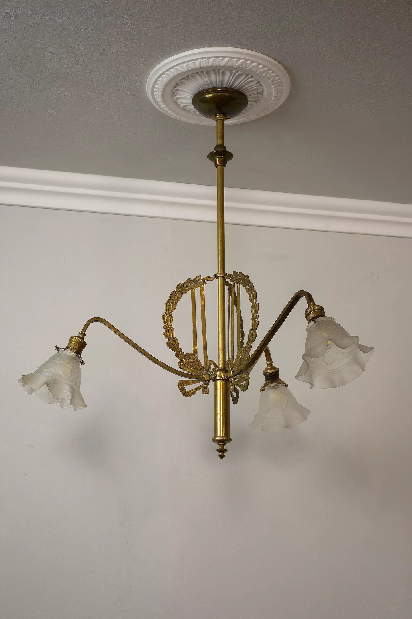 Lampadario Liberty (Art Nouveau) a tre luci con paralumi in vetro opalino - Italia, primo '900 - Lo Stile Italiano