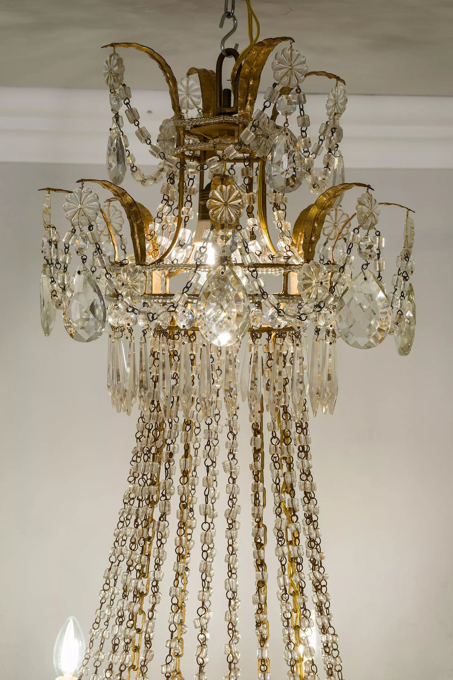Lampadario Antico a forma di mongolfiera in ferro dorato e gocce di cristallo pendenti - Lo Stile Italiano