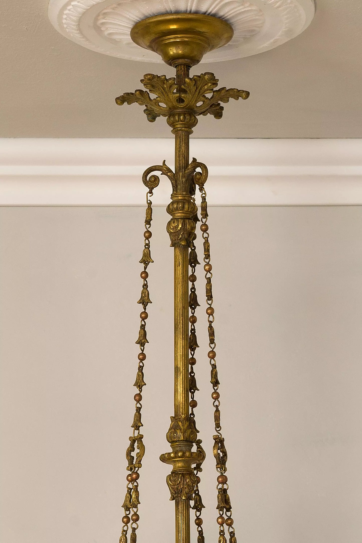 Lampadario Art Nouveau periodo 1920 a 9 luci, con paralumi vetro - Lo Stile Italiano