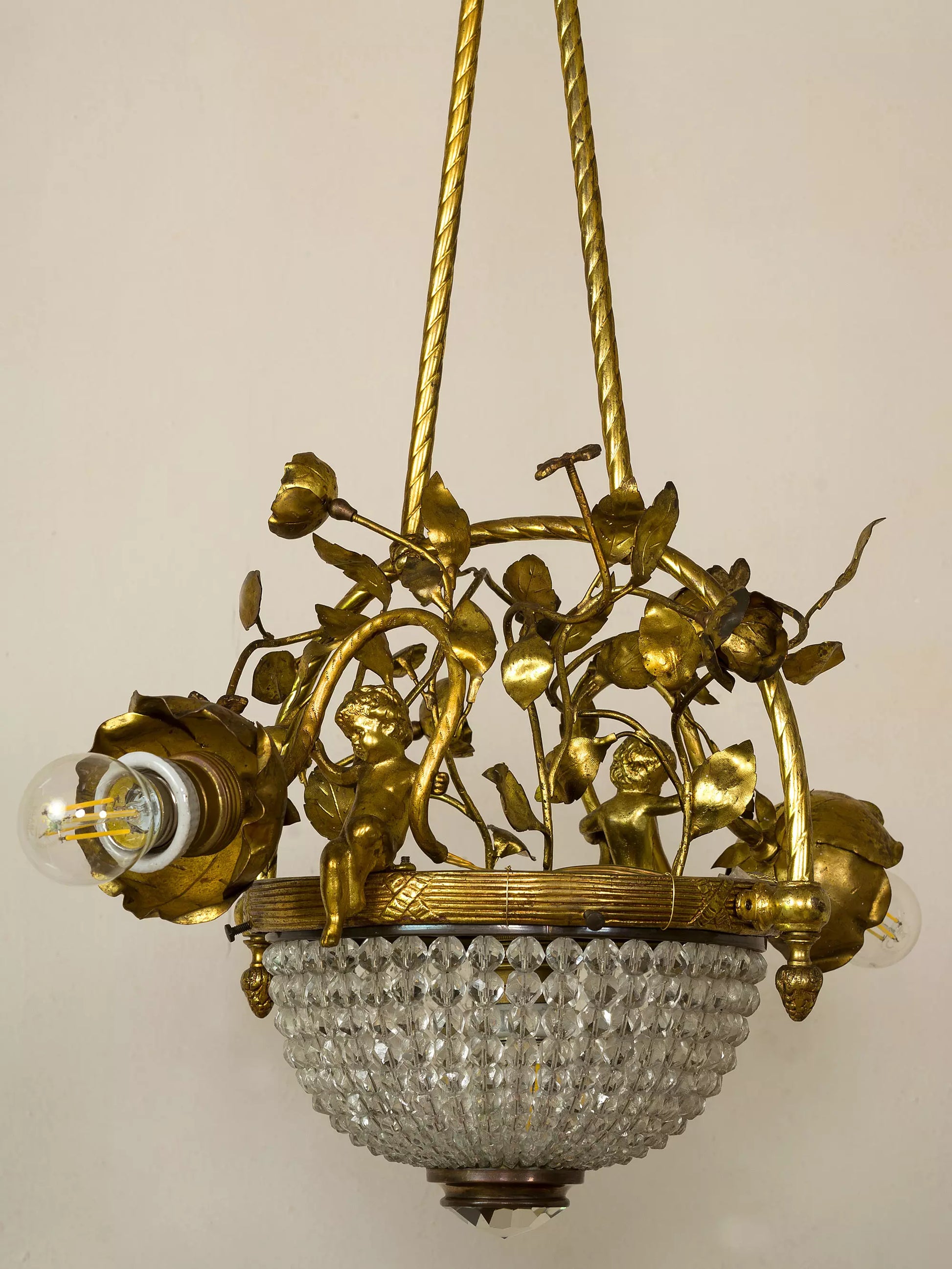 Lampadario antico con putti in bronzo dorato e fiori, primi '900 | Lo Stile Italiano