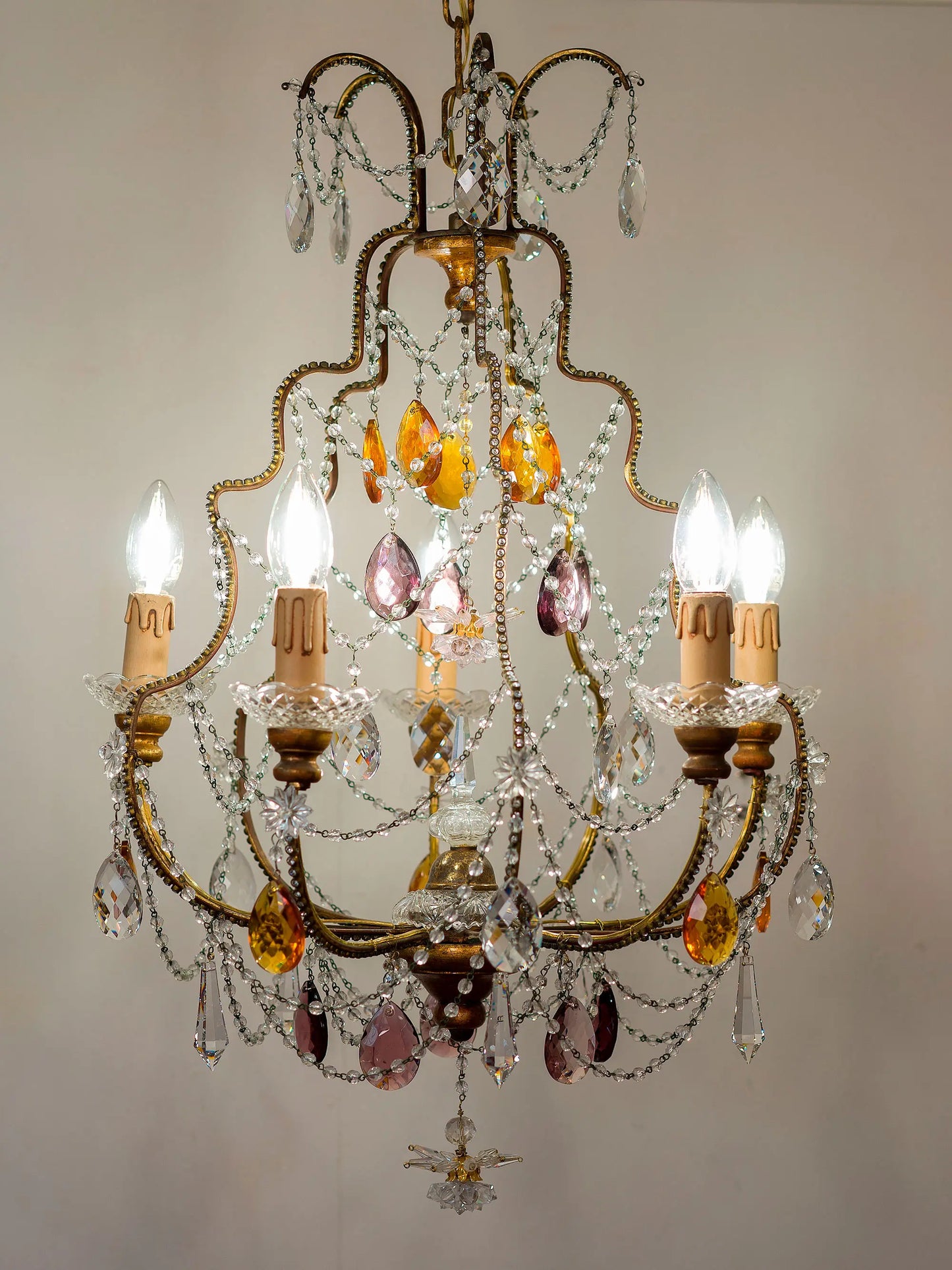 Lampadario con struttura in ferro dorato e decorazioni floreali centrali | Lo-Stile-Italiano
