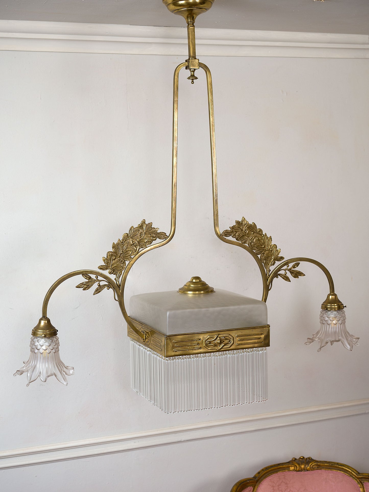 Fregi floreali in ottone sbalzato su struttura di lampadario antico del 1915 - Lo Stile Italiano