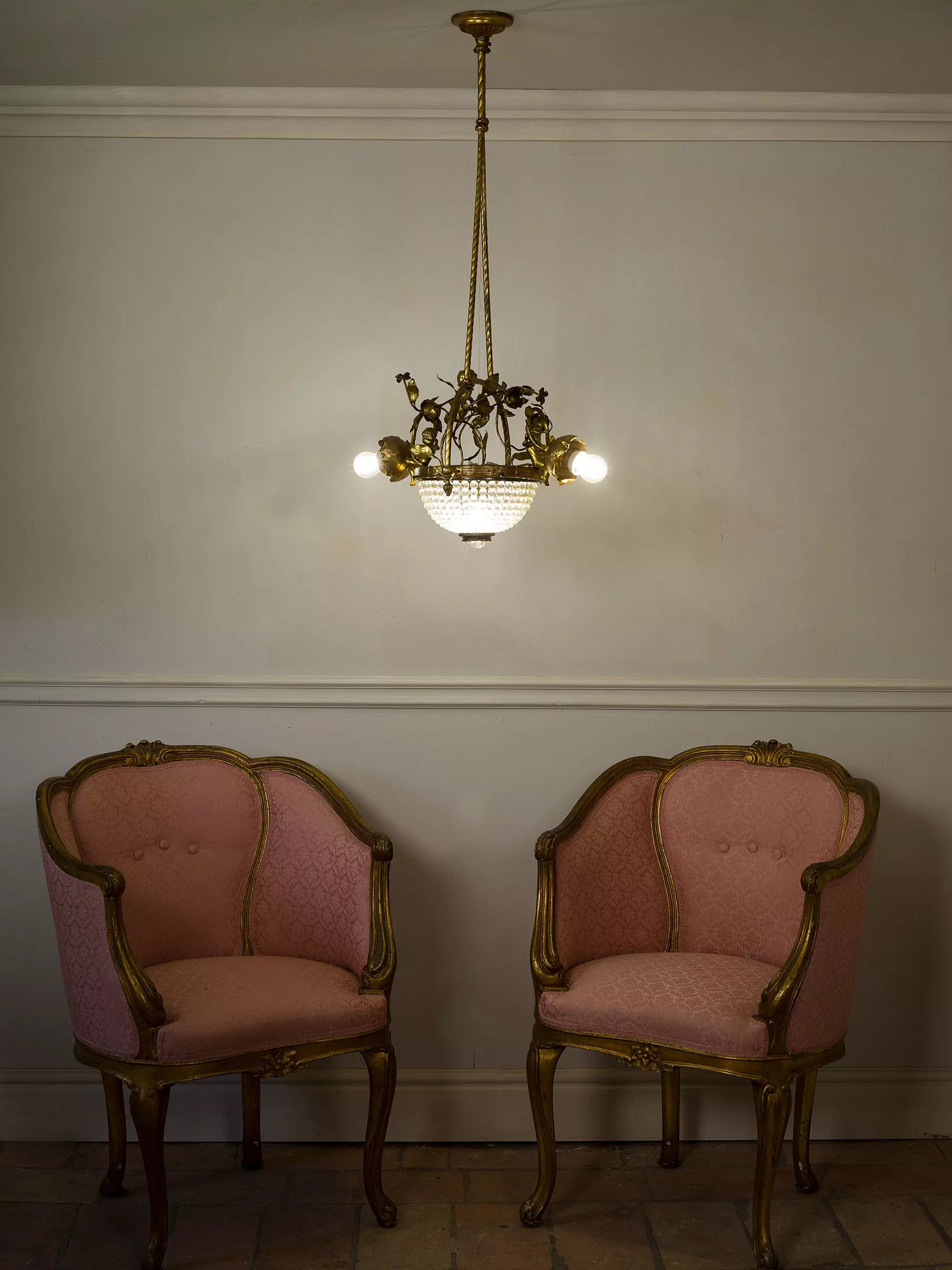 Lampadario antico Art Nouveau con coppia di poltrone Luigi XV | Lo Stile Italiano