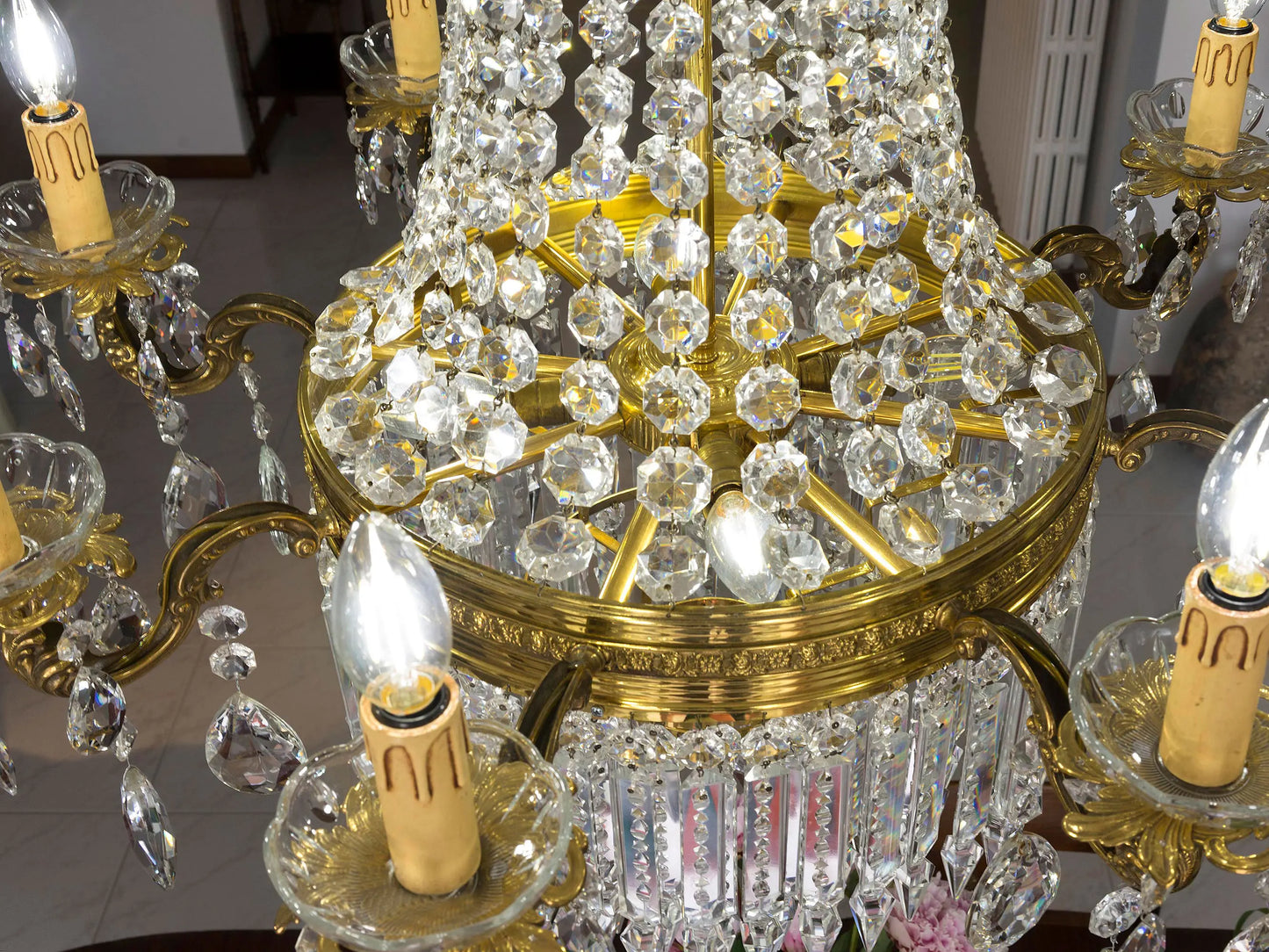 Grande lampadario vintage in stile Impero con gocce molate di cristallo | Lo Stile Italiano