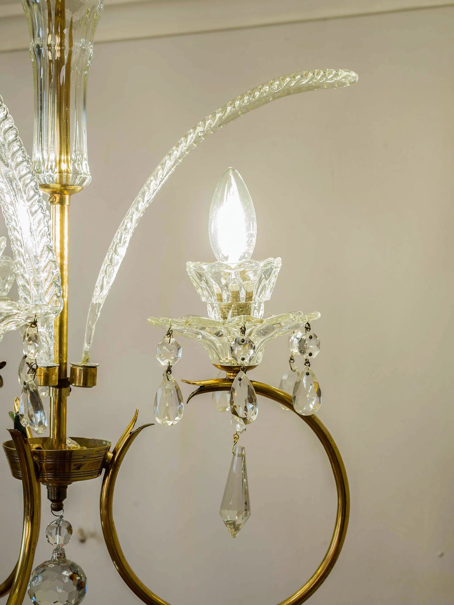 Dettaglio con vista laterale del braccio del lampadario.| Lo Stile Italiano