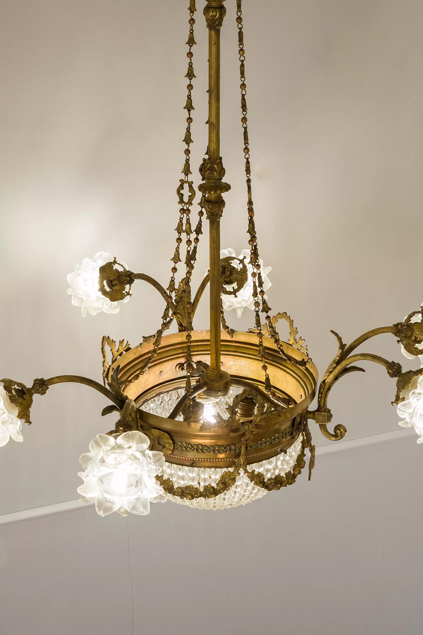 Lampadario Art Nouveau periodo 1920 a 9 luci, con paralumi vetro - Lo Stile Italiano