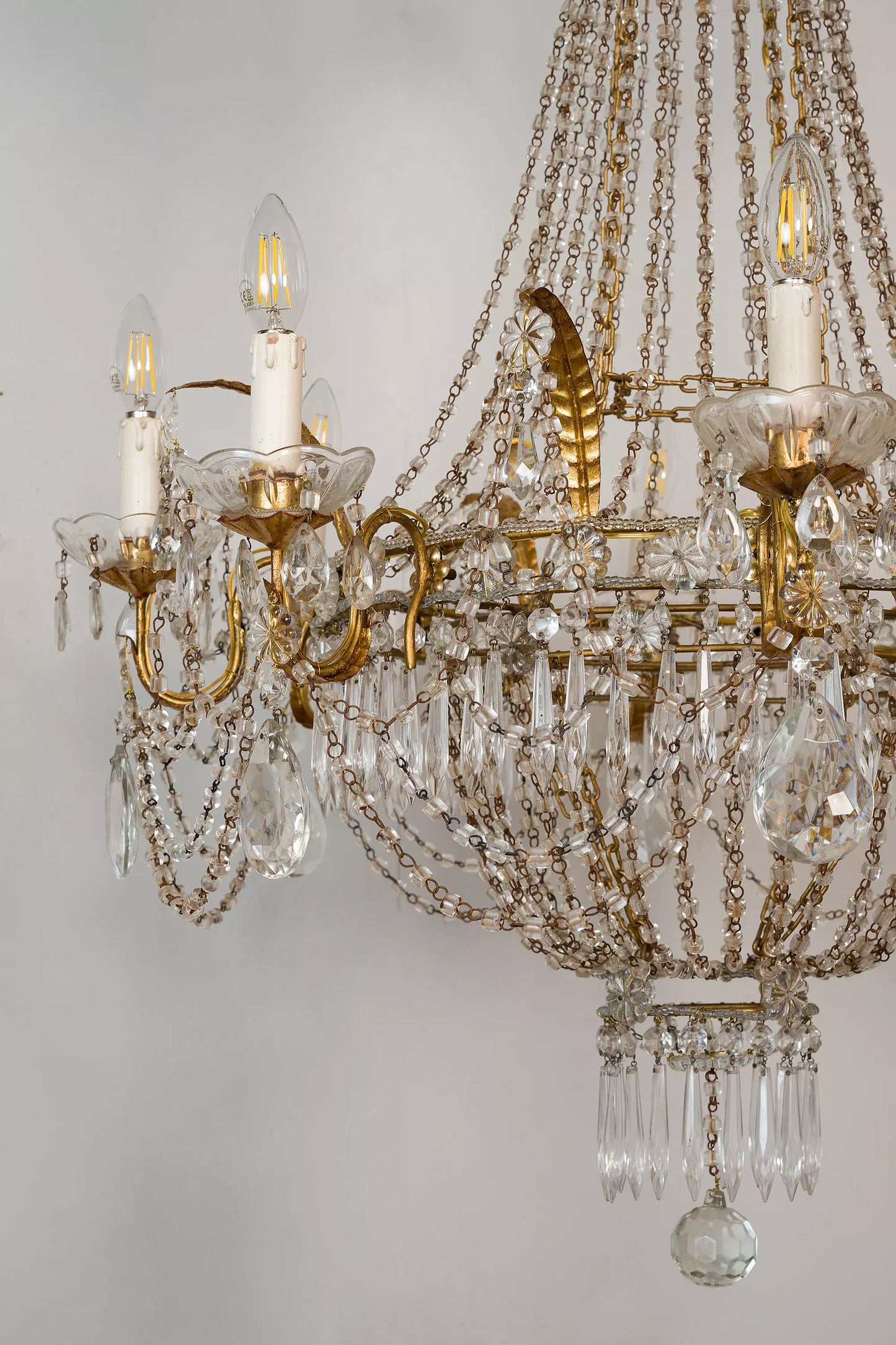 Lampadario Antico a forma di mongolfiera in ferro dorato e gocce di cristallo pendenti - Lo Stile Italiano