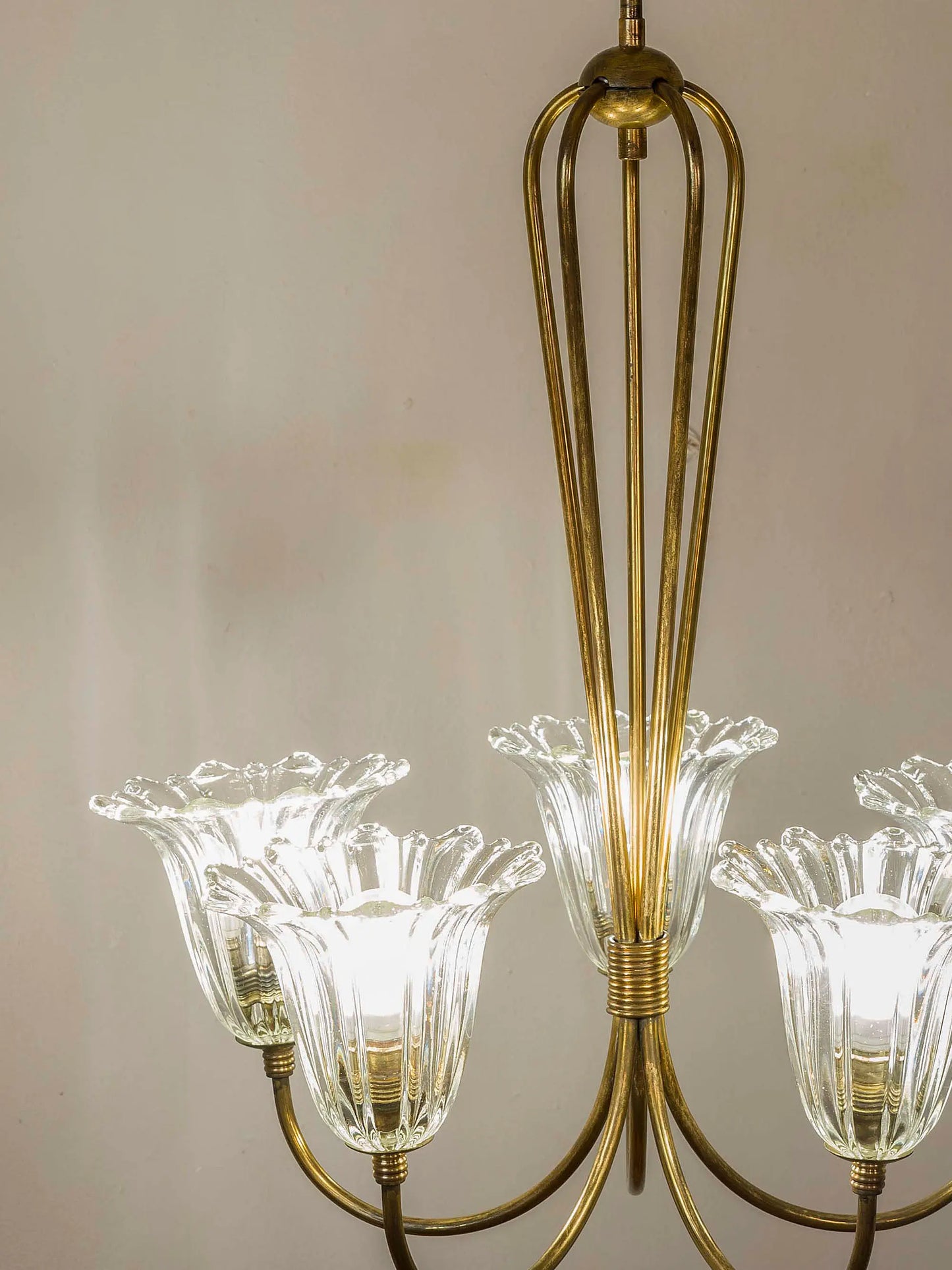 Elegante lampadario vintage con cinque luci e dettagli in vetro soffiato trasparente. | Lo Stile Italiano