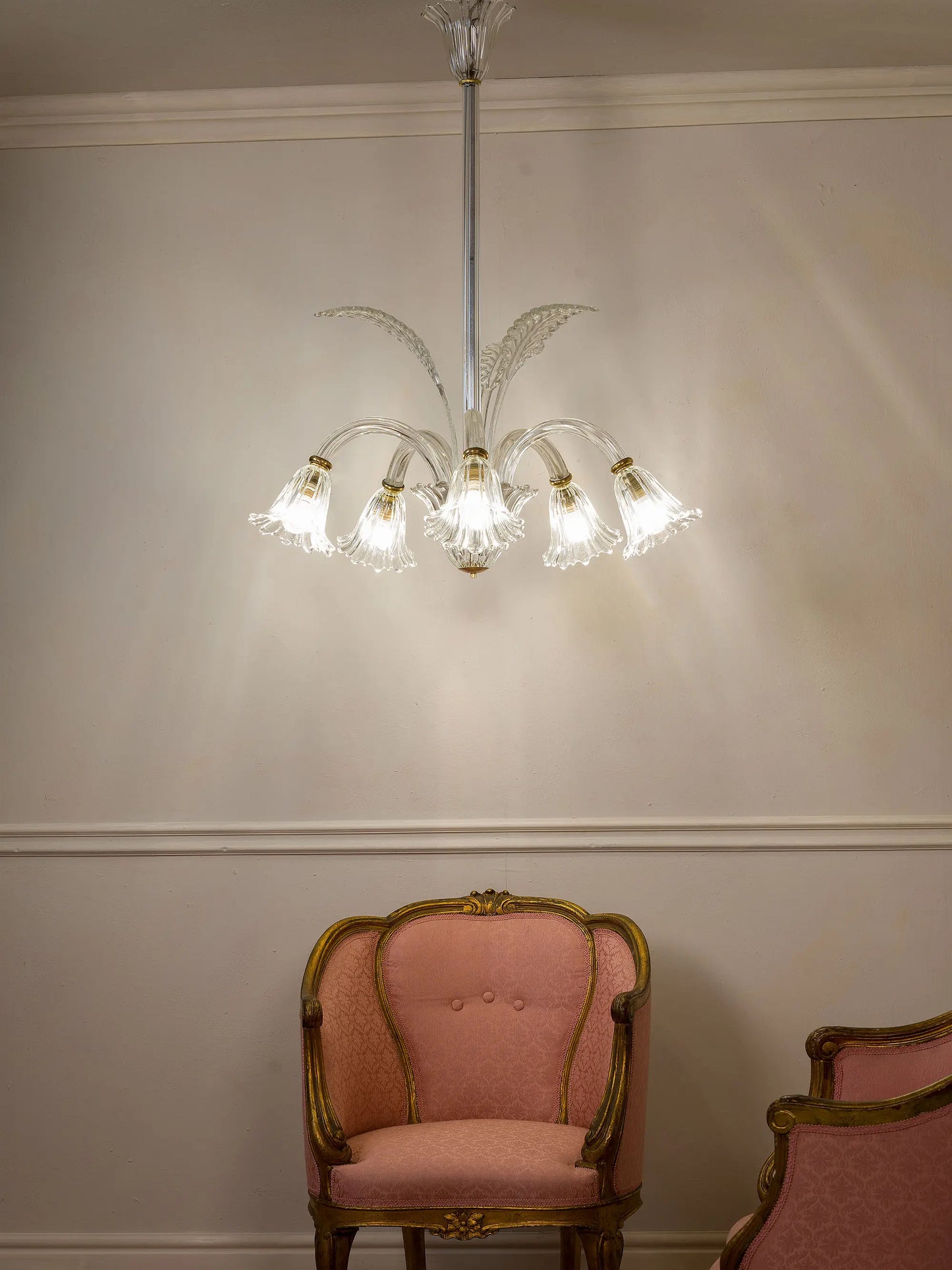 Lampadario in vetro veneziano a 5 luci con 3 foglie rivolte verso l'alto | Lo Stile Italiano