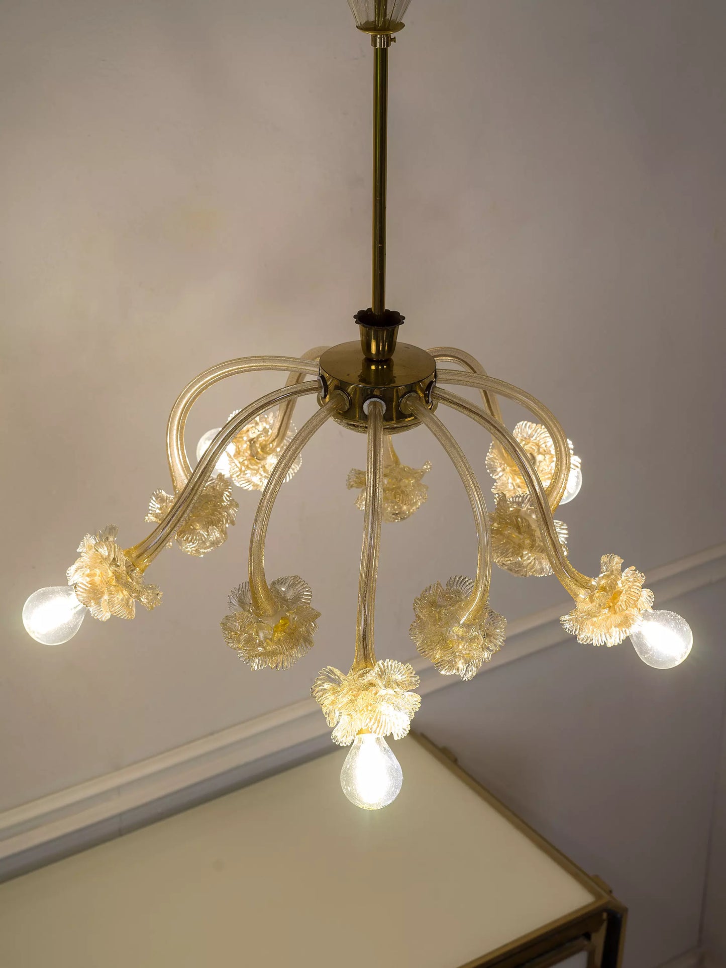 Lampadario in vetro di Murano con bracci sottili e decorazioni floreali, anni ’50.| Lo Stile Italiano