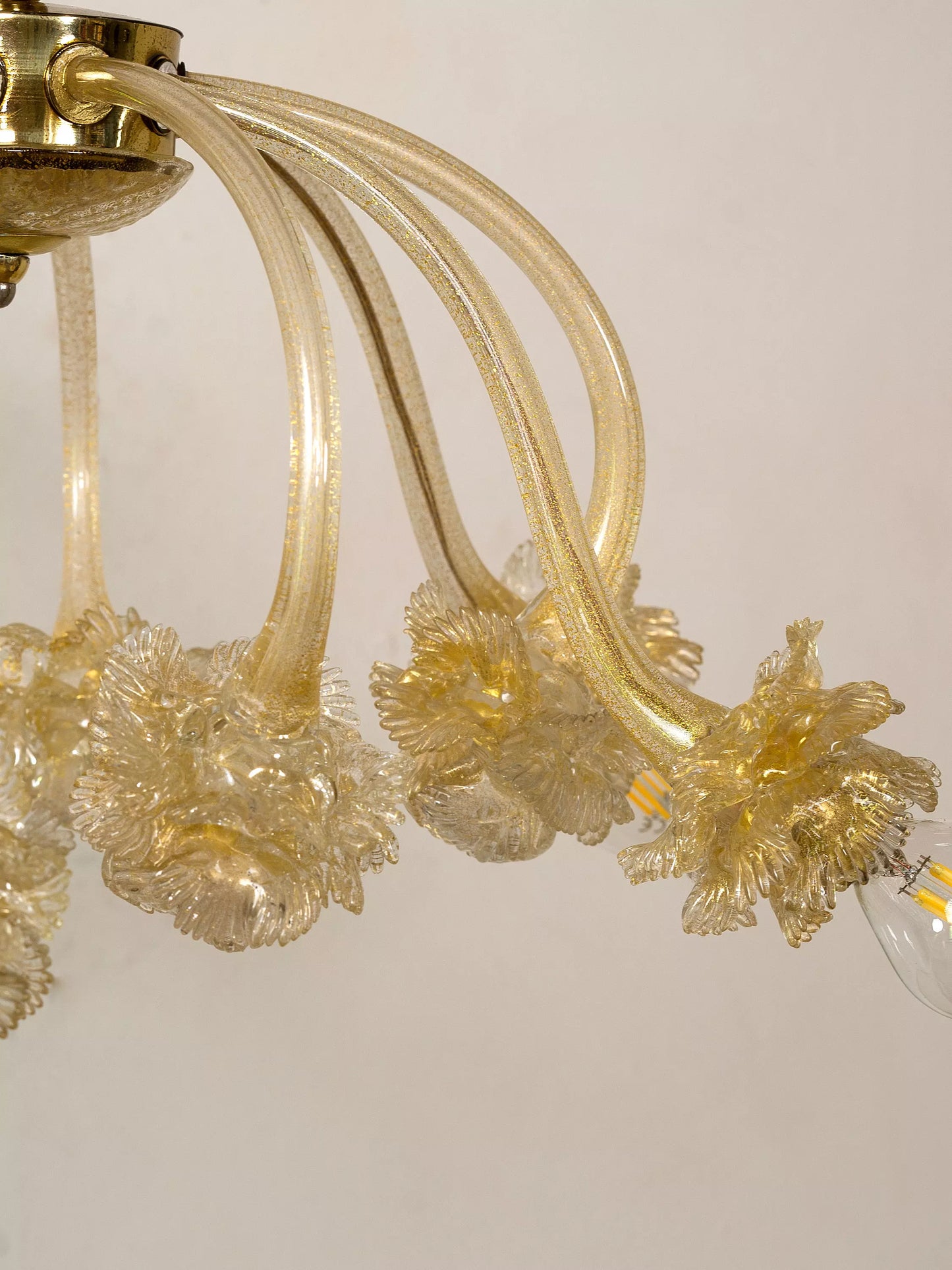 Bracci curvi in vetro di Murano con sfumature oro, lampadario vintage italiano.| Lo Stile Italiano