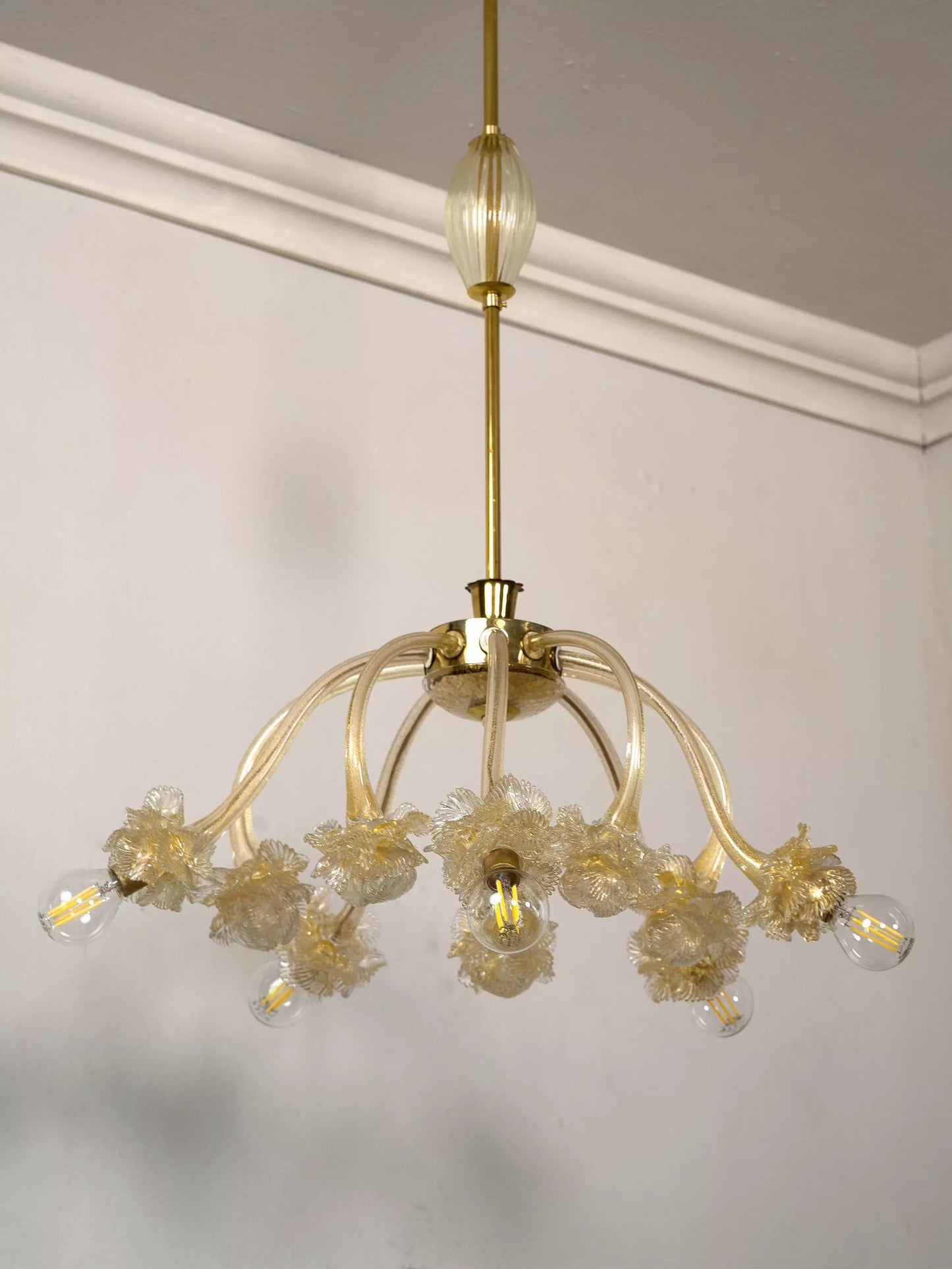 Lampadario vintage Murano con cinque luci e decorazioni floreali dorate.| Lo Stile Italiano