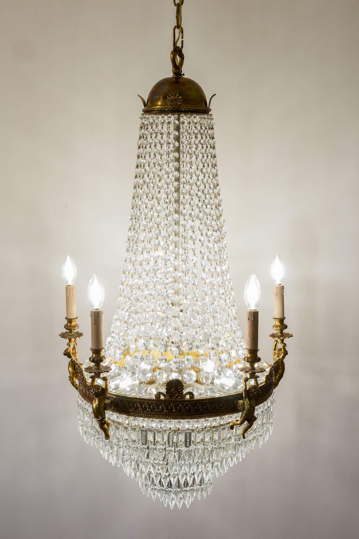 Lampadario dal Design Classico con Elementi Ornamentali in Vetro e Cristallo. | Lo Stile Italiano