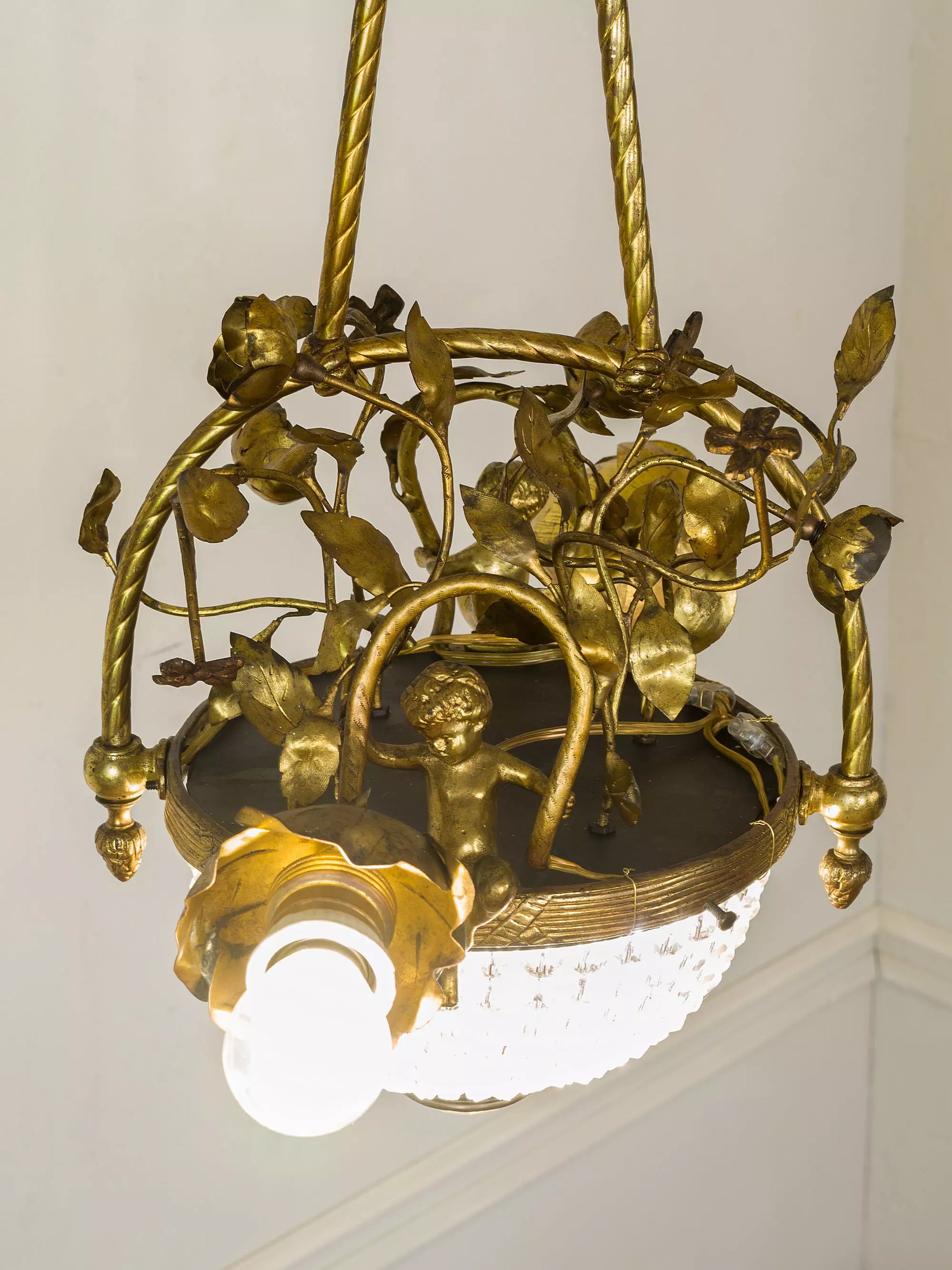 Lampadario decorato con putti seduti e foglie cesellate in stile Liberty (Art Nouveau)| Lo Stile Italiano