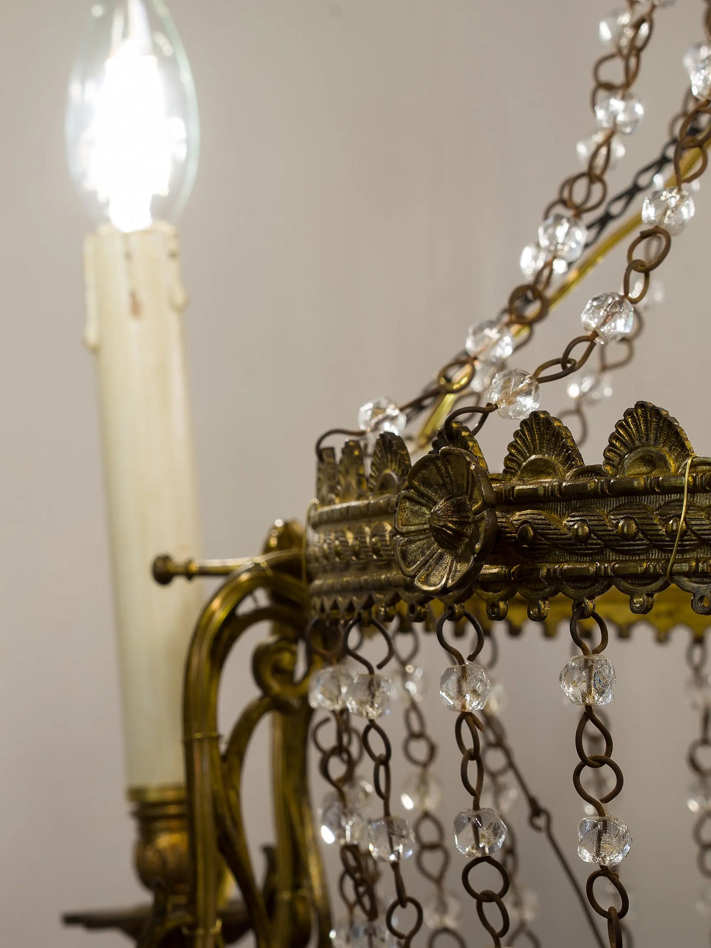 Lampadario antico a forma di Mongolfiera con catenelle di vetro | Lo Stile Italiano