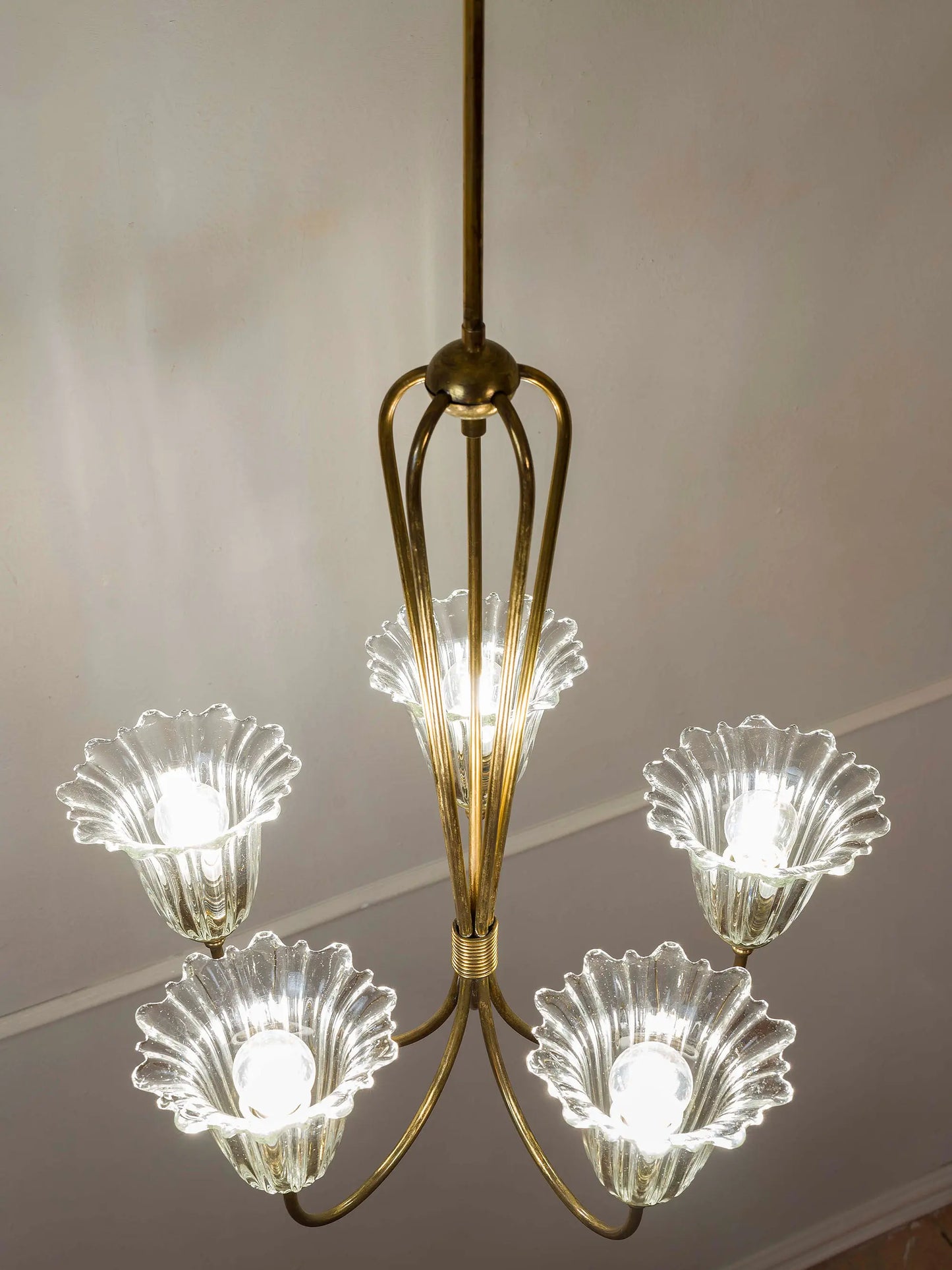 Lampadario Mid-Century con struttura in ottone e elementi in vetro artistico | Lo Stile Italiano